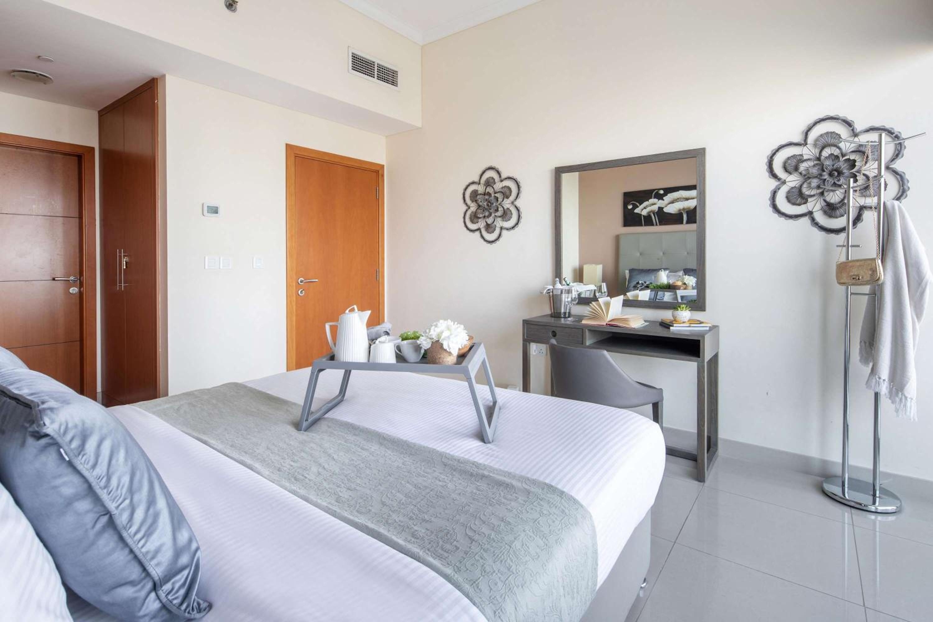Frank Porter - Ocean Heights, Dubai Marina