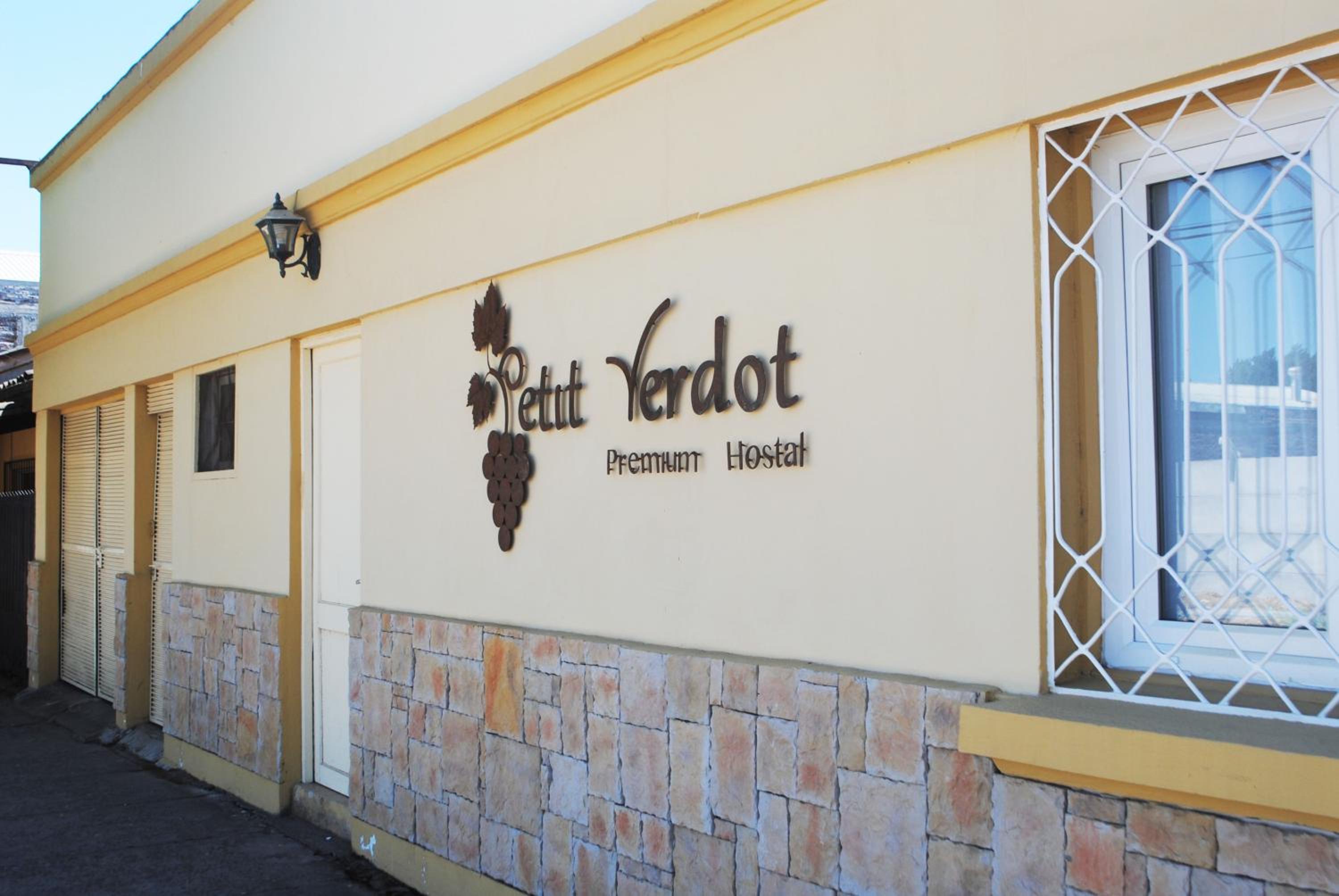 Hotel Hostal Petit Verdot - Image 1