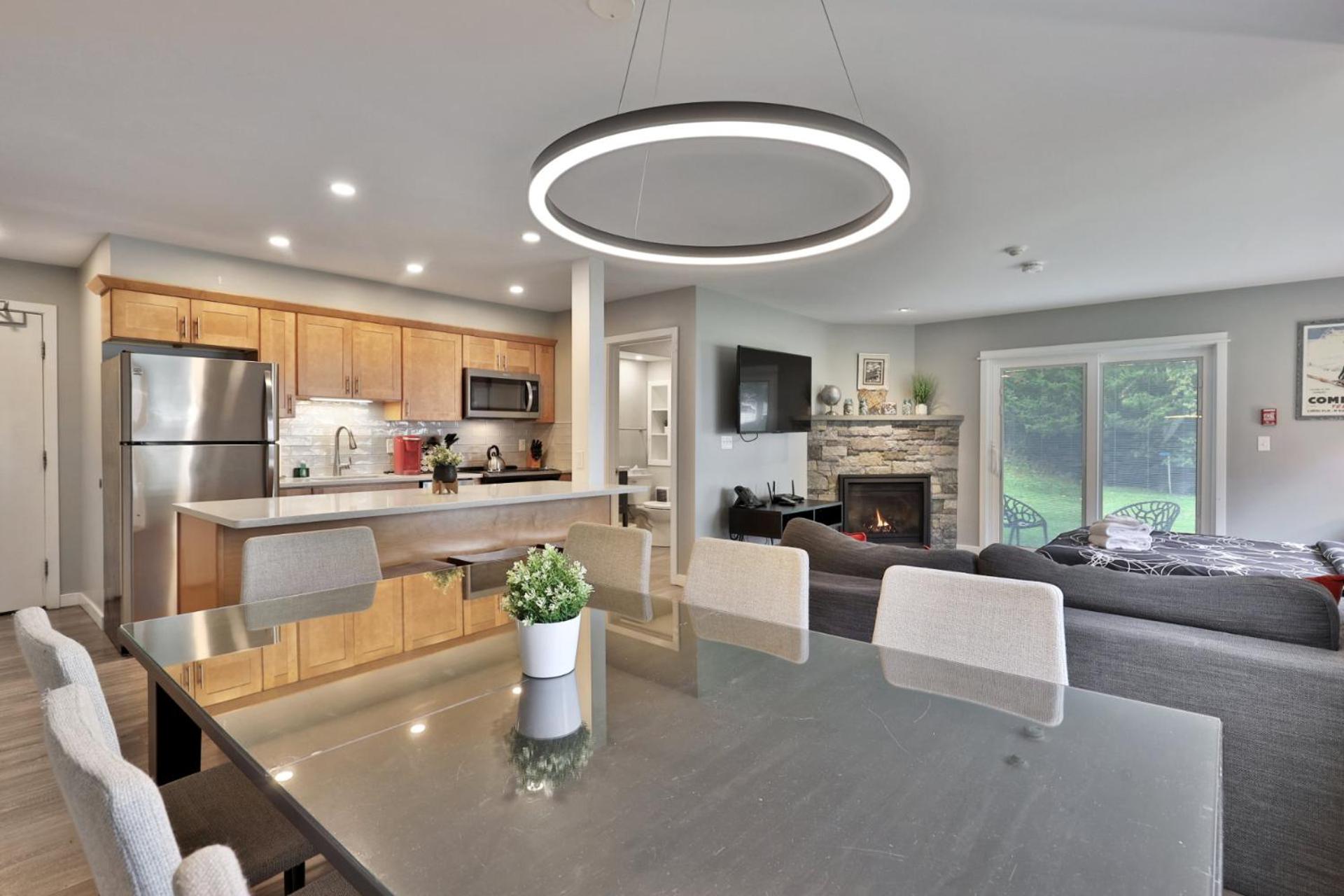 Spacious 2RM-2BA Condo in the Heart of the Town, Summer Pool, Shuttle Route