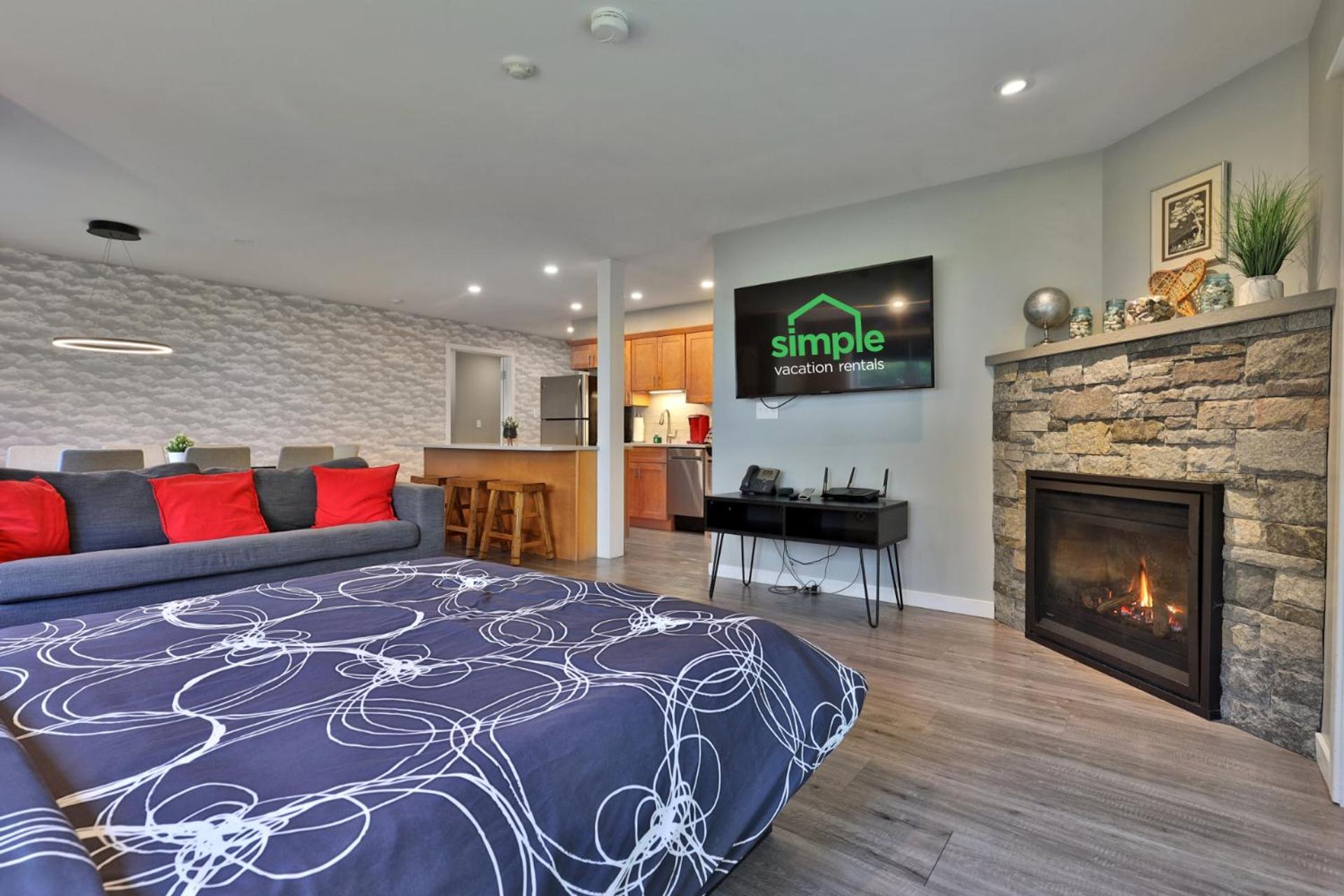 Spacious 2RM-2BA Condo in the Heart of the Town, Summer Pool, Shuttle Route