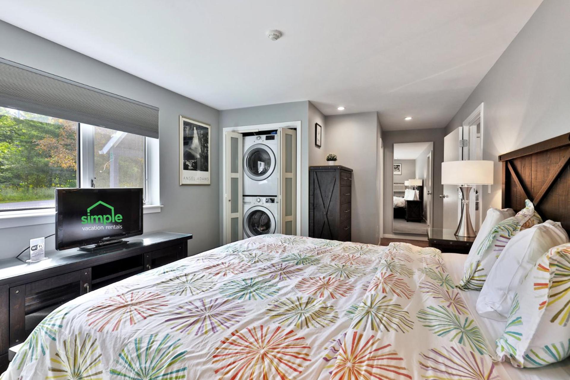 Spacious 2RM-2BA Condo in the Heart of the Town, Summer Pool, Shuttle Route