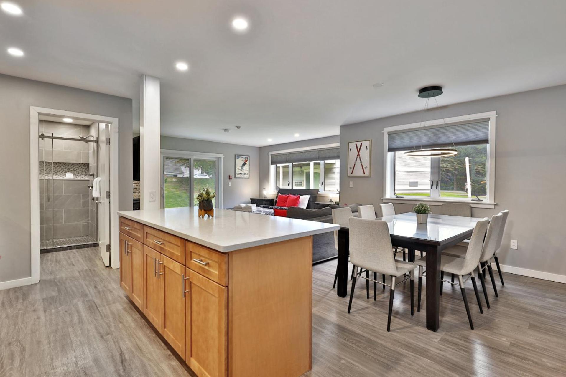 Spacious 2RM-2BA Condo in the Heart of the Town, Summer Pool, Shuttle Route