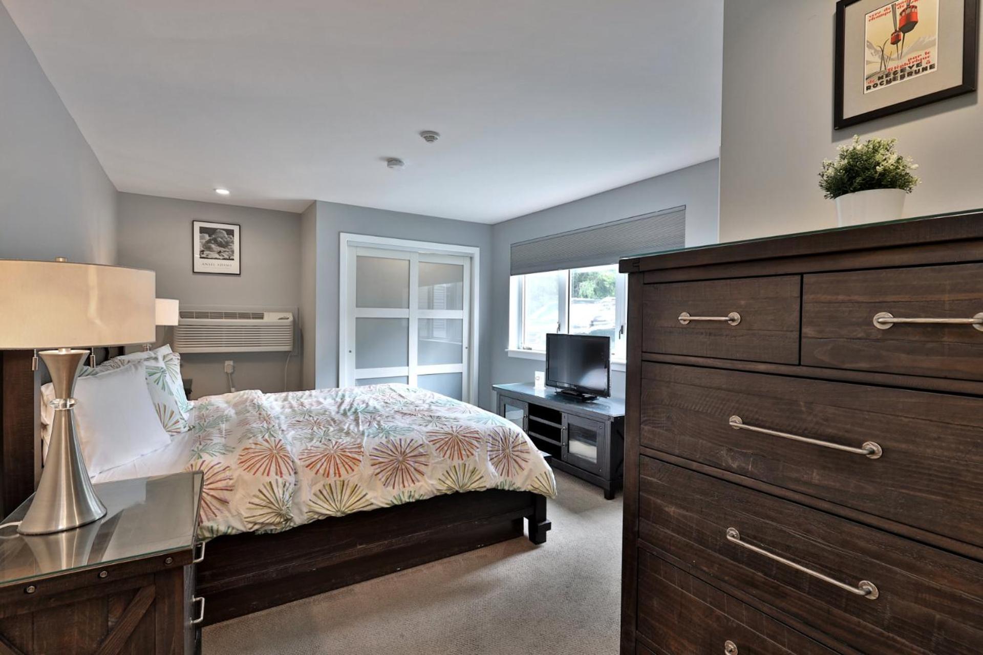Spacious 2RM-2BA Condo in the Heart of the Town, Summer Pool, Shuttle Route