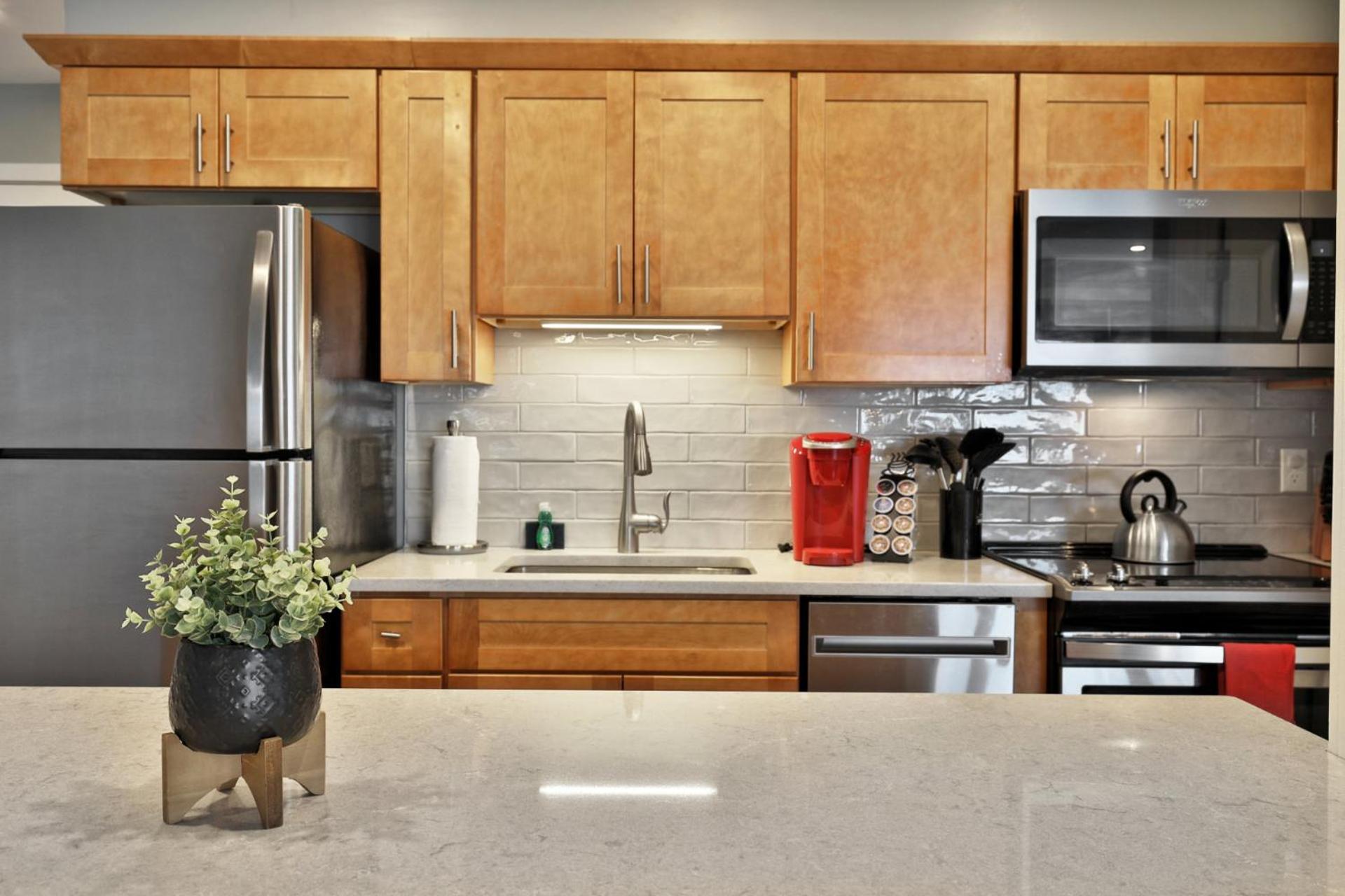 Spacious 2RM-2BA Condo in the Heart of the Town, Summer Pool, Shuttle Route