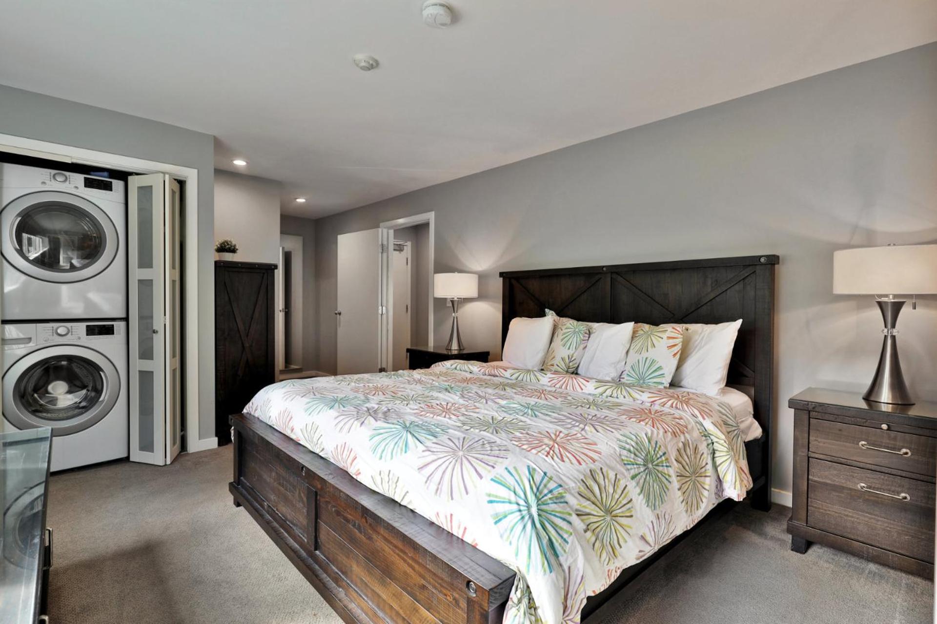 Spacious 2RM-2BA Condo in the Heart of the Town, Summer Pool, Shuttle Route