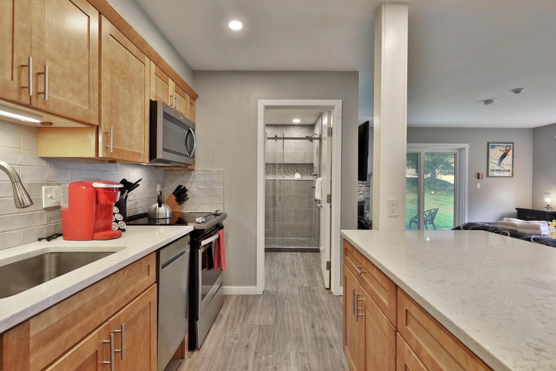Spacious 2RM-2BA Condo in the Heart of the Town, Summer Pool, Shuttle Route