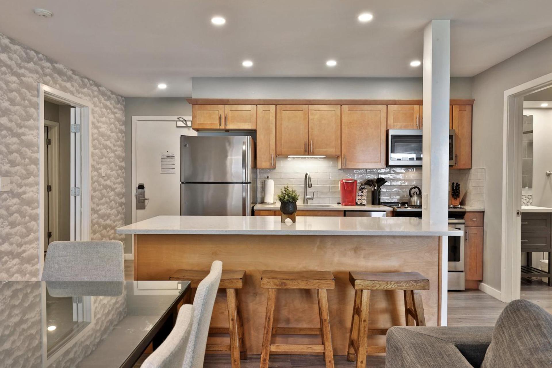Spacious 2RM-2BA Condo in the Heart of the Town, Summer Pool, Shuttle Route