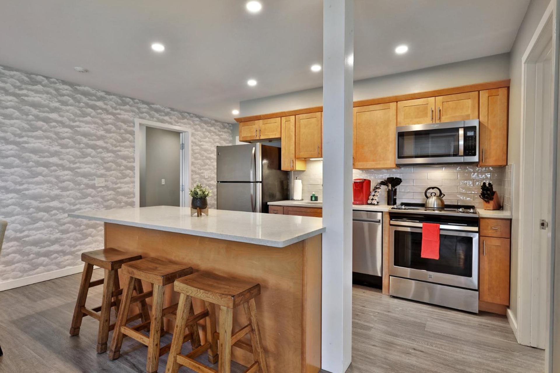 Spacious 2RM-2BA Condo in the Heart of the Town, Summer Pool, Shuttle Route