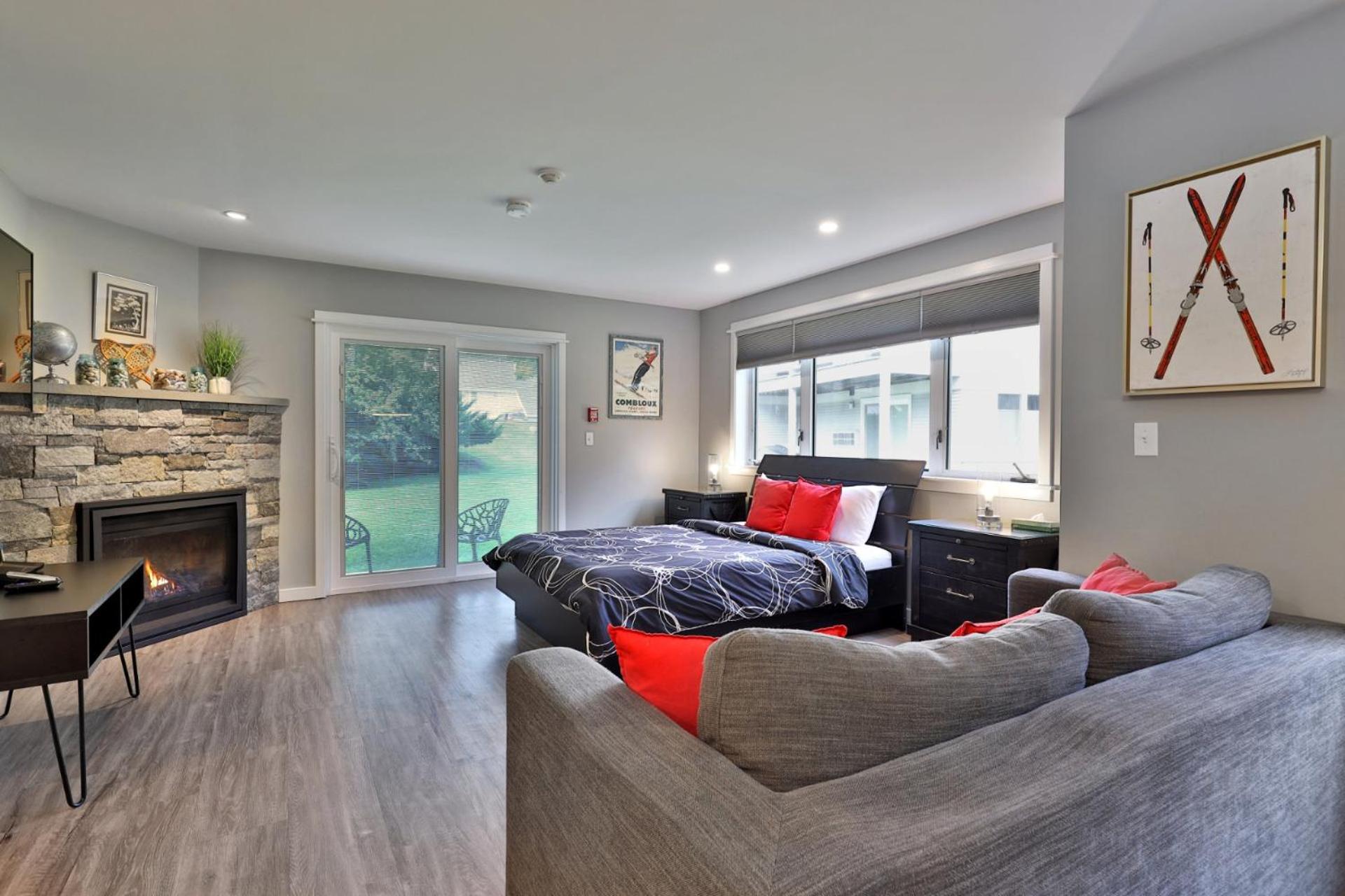 Spacious 2RM-2BA Condo in the Heart of the Town, Summer Pool, Shuttle Route