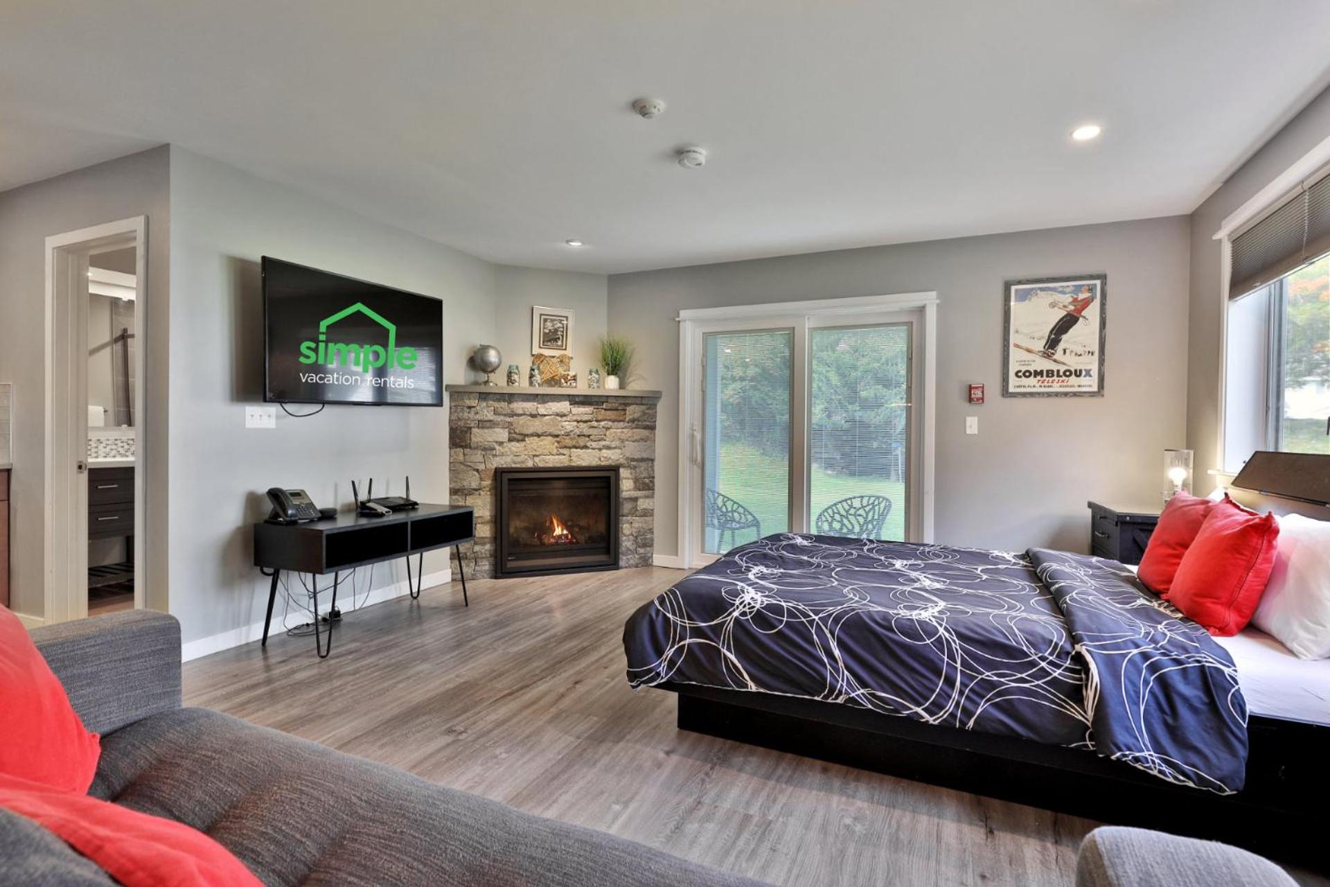 Spacious 2RM-2BA Condo in the Heart of the Town, Summer Pool, Shuttle Route