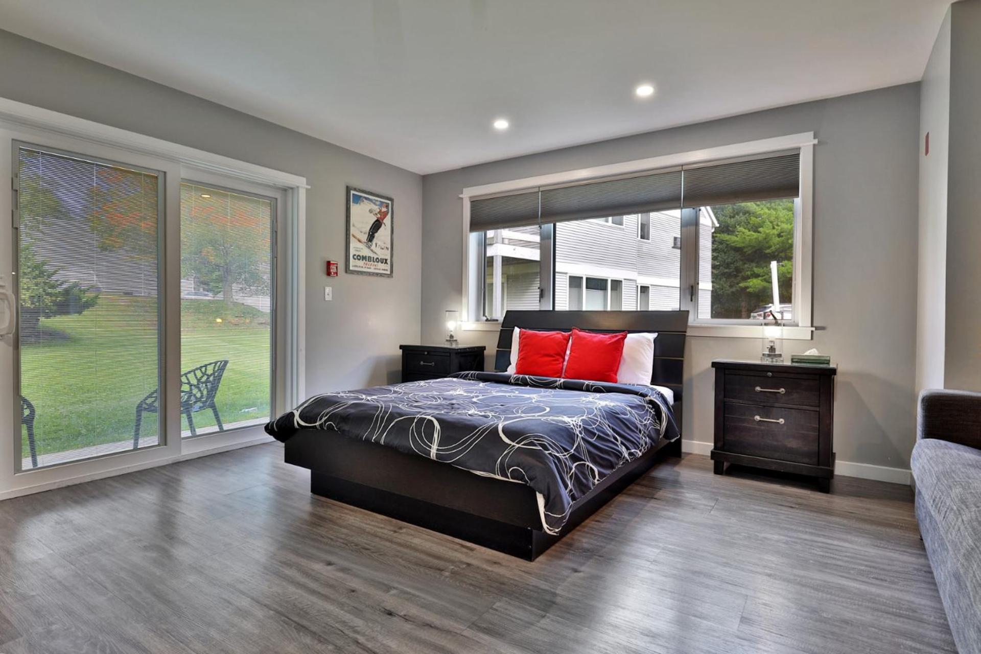 Spacious 2RM-2BA Condo in the Heart of the Town, Summer Pool, Shuttle Route