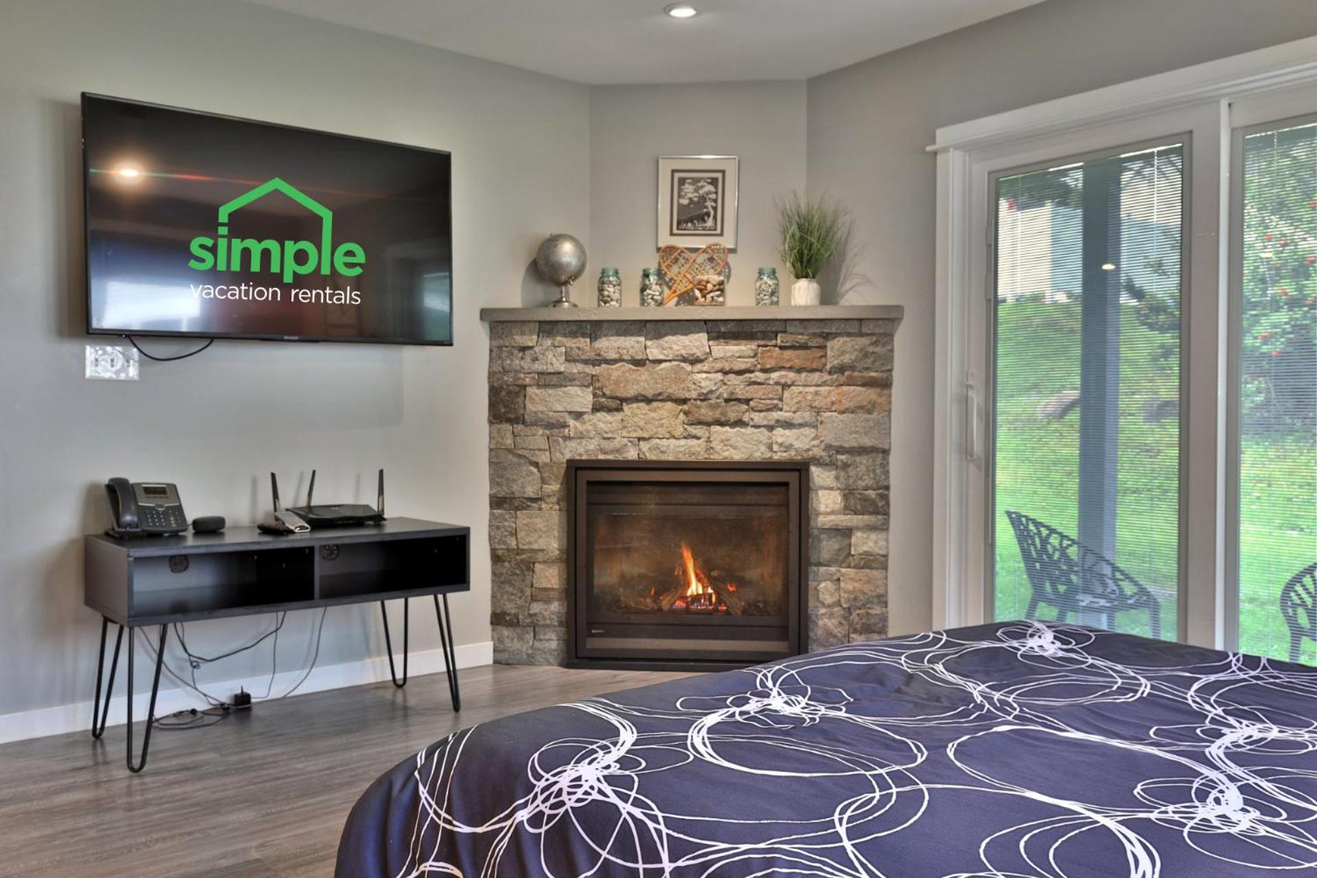 Spacious 2RM-2BA Condo in the Heart of the Town, Summer Pool, Shuttle Route