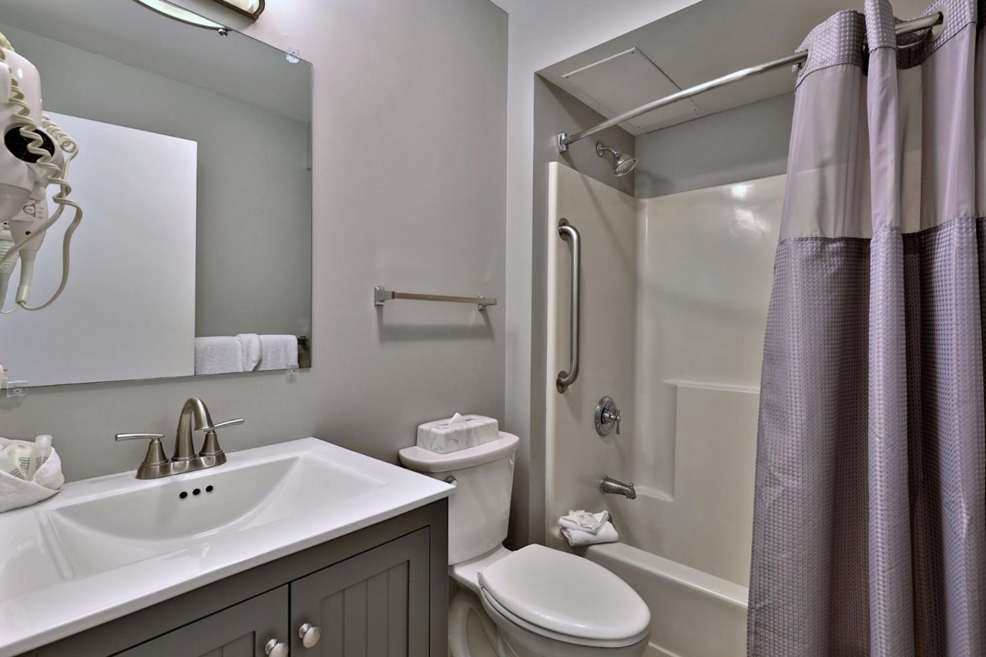 Spacious 2RM-2BA Condo in the Heart of the Town, Summer Pool, Shuttle Route