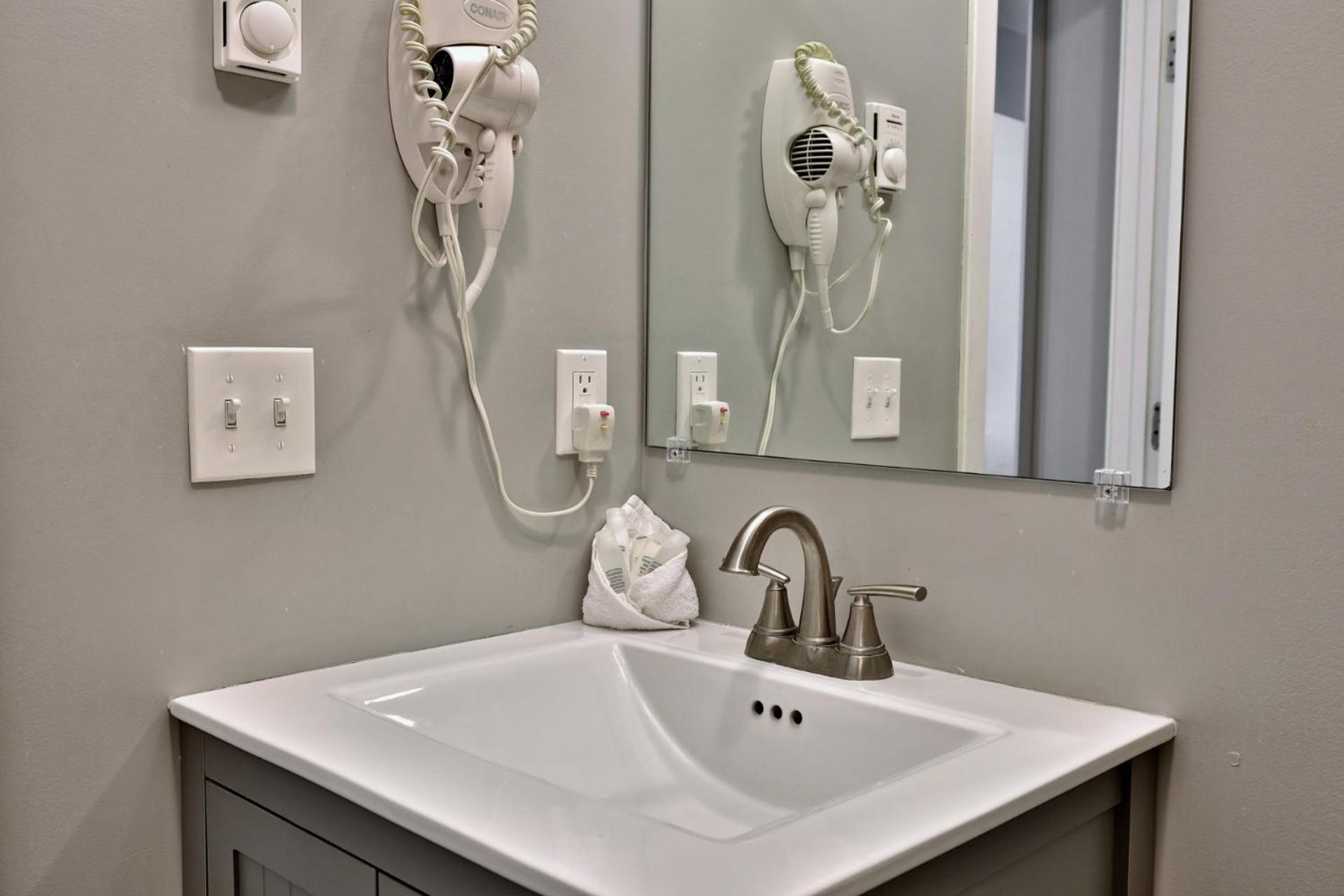 Spacious 2RM-2BA Condo in the Heart of the Town, Summer Pool, Shuttle Route