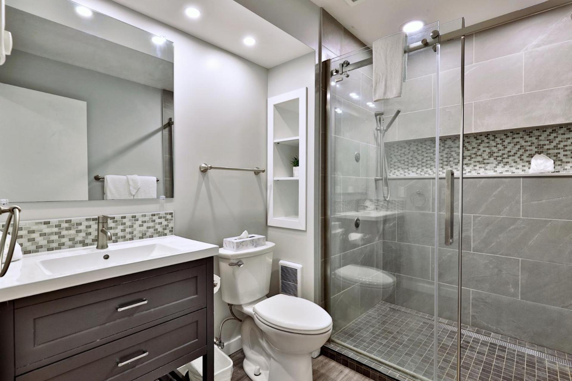 Spacious 2RM-2BA Condo in the Heart of the Town, Summer Pool, Shuttle Route