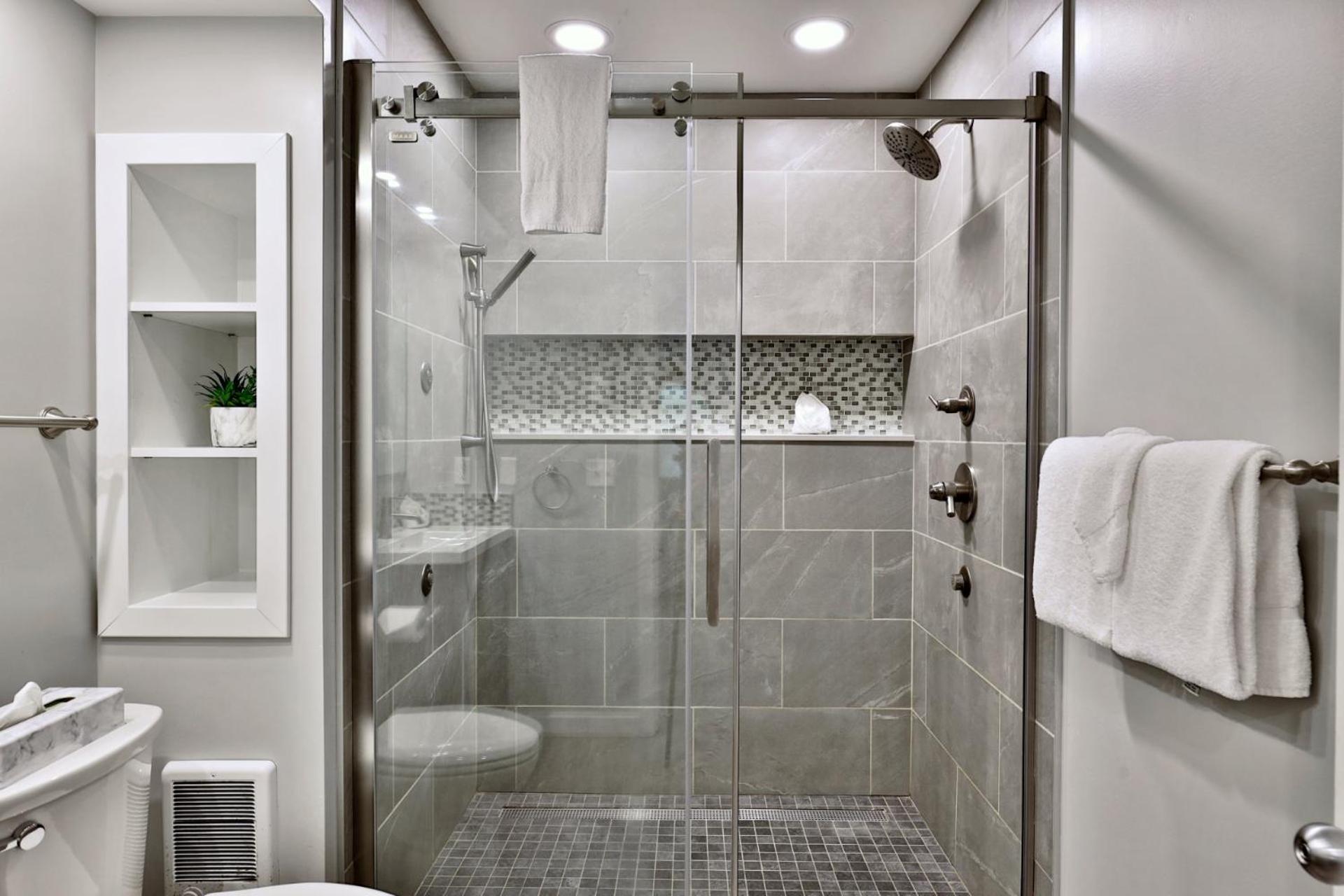Spacious 2RM-2BA Condo in the Heart of the Town, Summer Pool, Shuttle Route