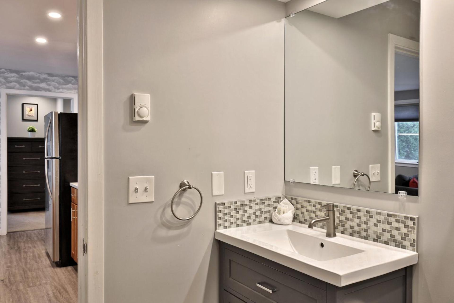 Spacious 2RM-2BA Condo in the Heart of the Town, Summer Pool, Shuttle Route