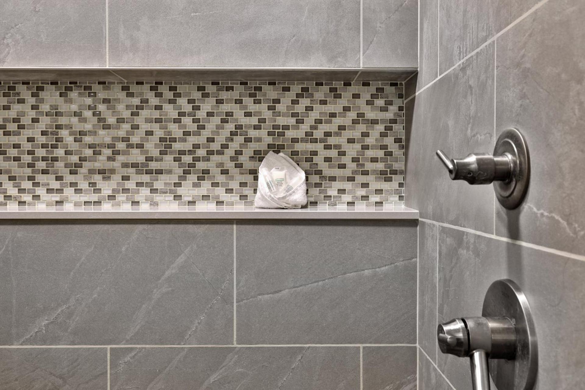 Spacious 2RM-2BA Condo in the Heart of the Town, Summer Pool, Shuttle Route