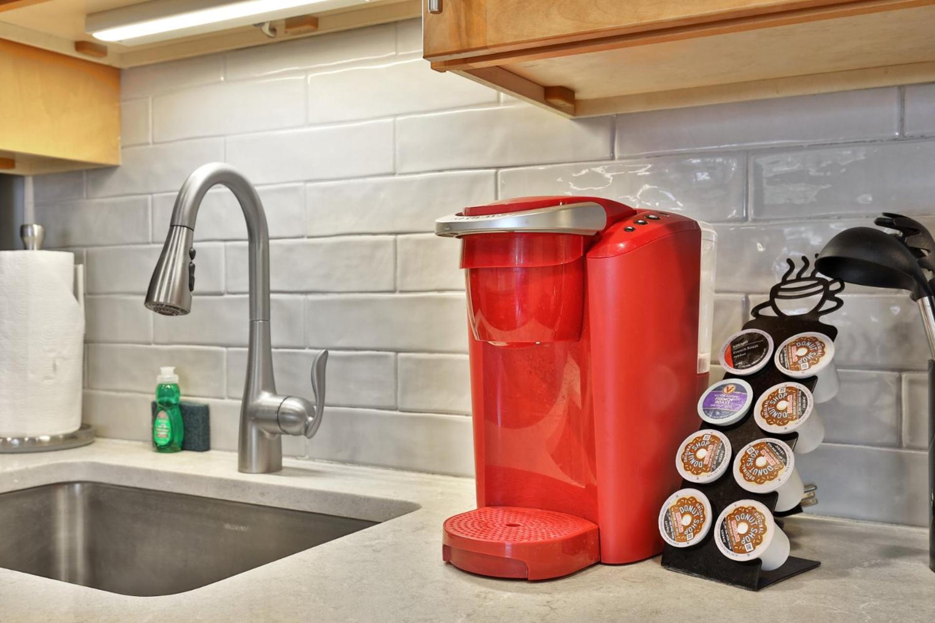 Spacious 2RM-2BA Condo in the Heart of the Town, Summer Pool, Shuttle Route