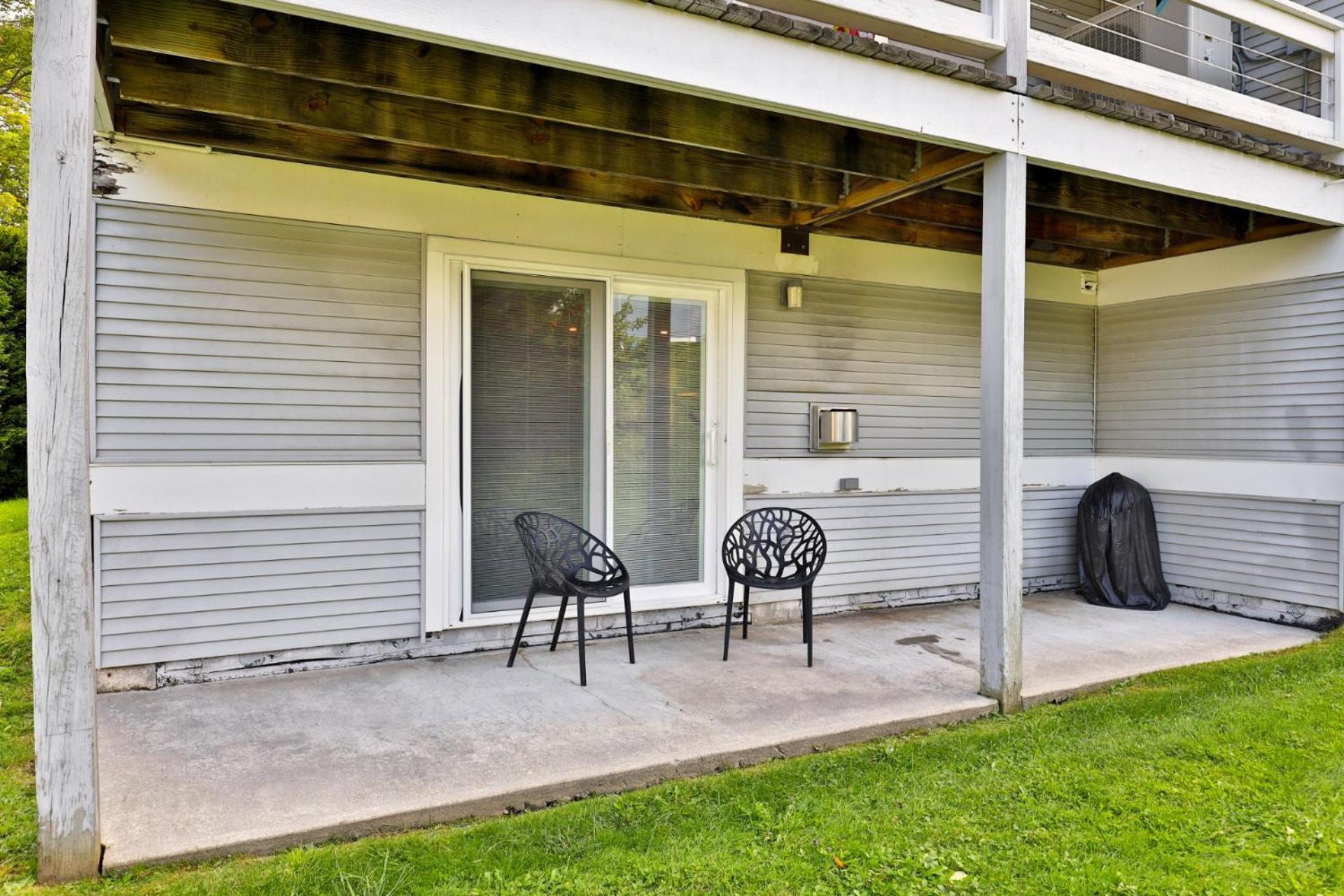 Spacious 2RM-2BA Condo in the Heart of the Town, Summer Pool, Shuttle Route