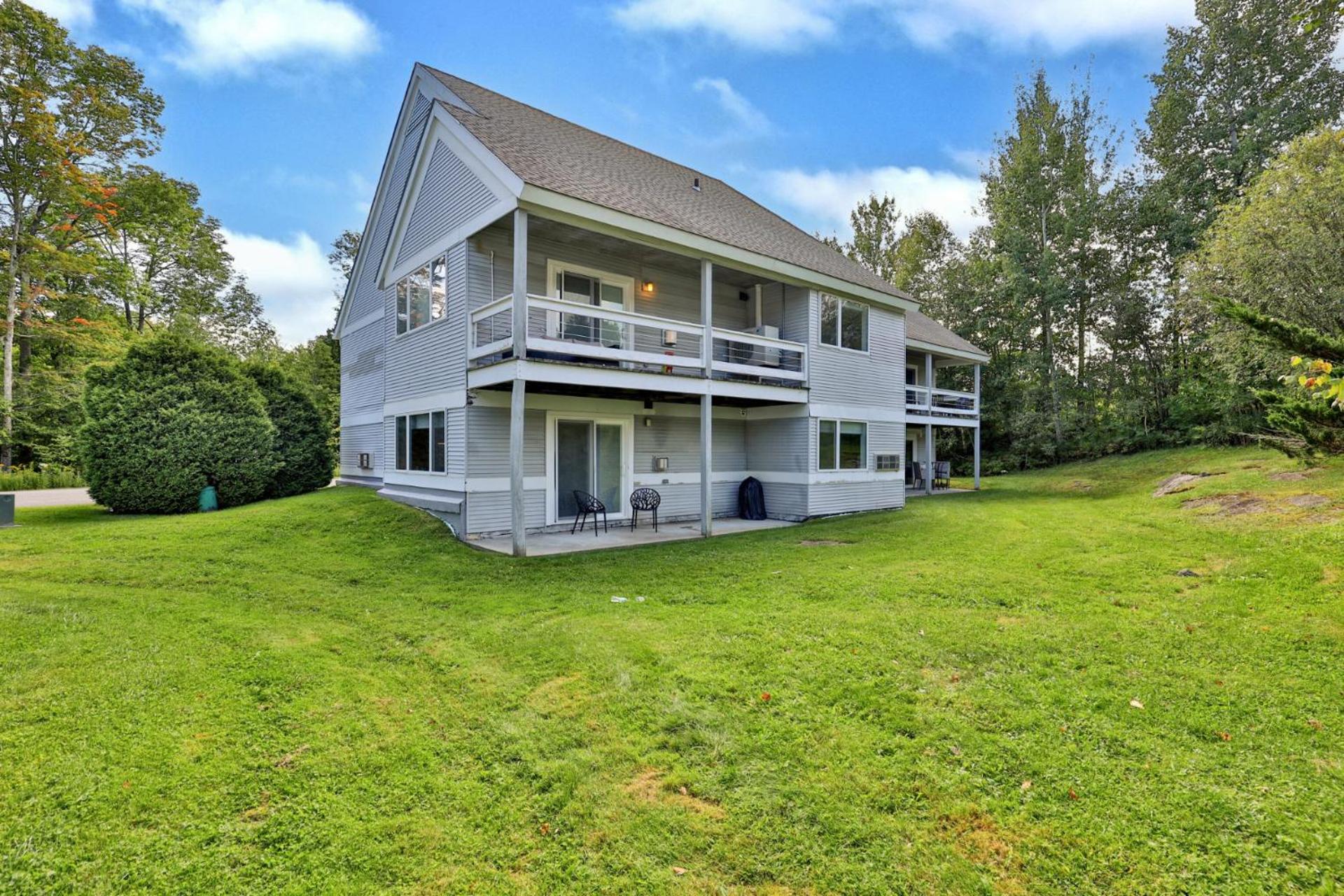 Spacious 2RM-2BA Condo in the Heart of the Town, Summer Pool, Shuttle Route