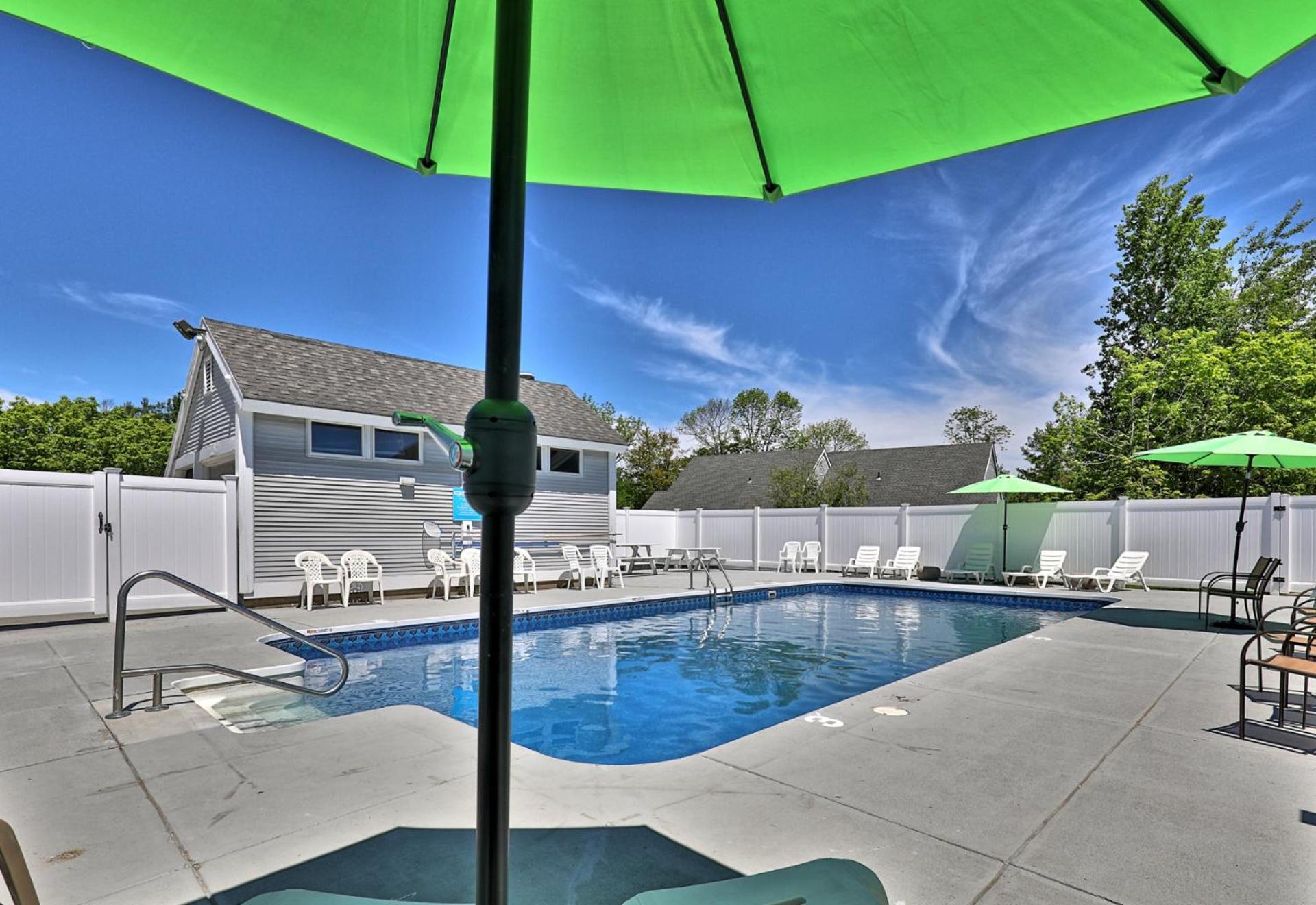 Spacious 2RM-2BA Condo in the Heart of the Town, Summer Pool, Shuttle Route