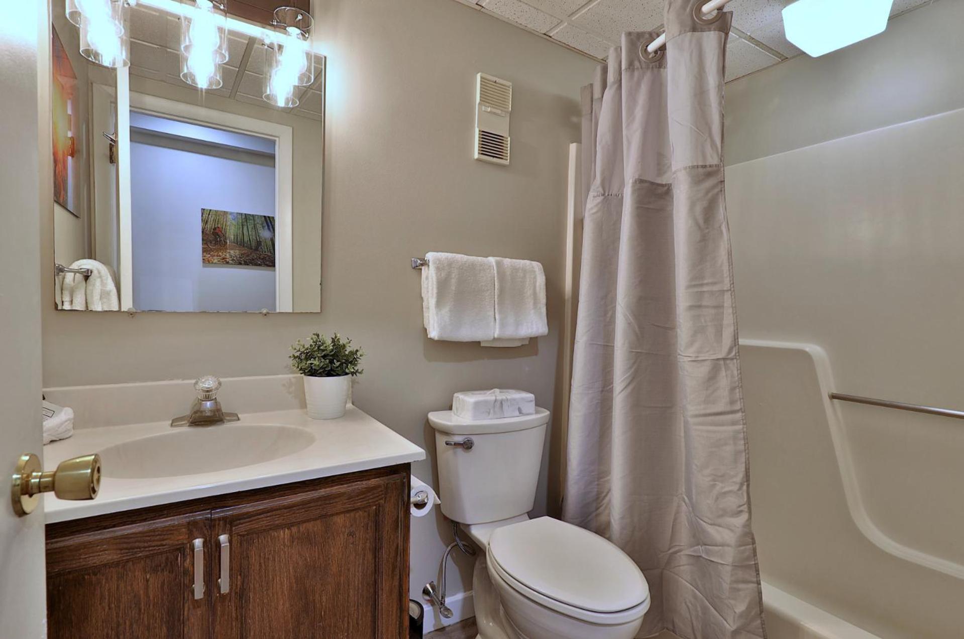 Mountain Green 3C16 - Renovated 2BR-2BA With Mountain Views, Hot Tub, Pool, Shuttle, Gym