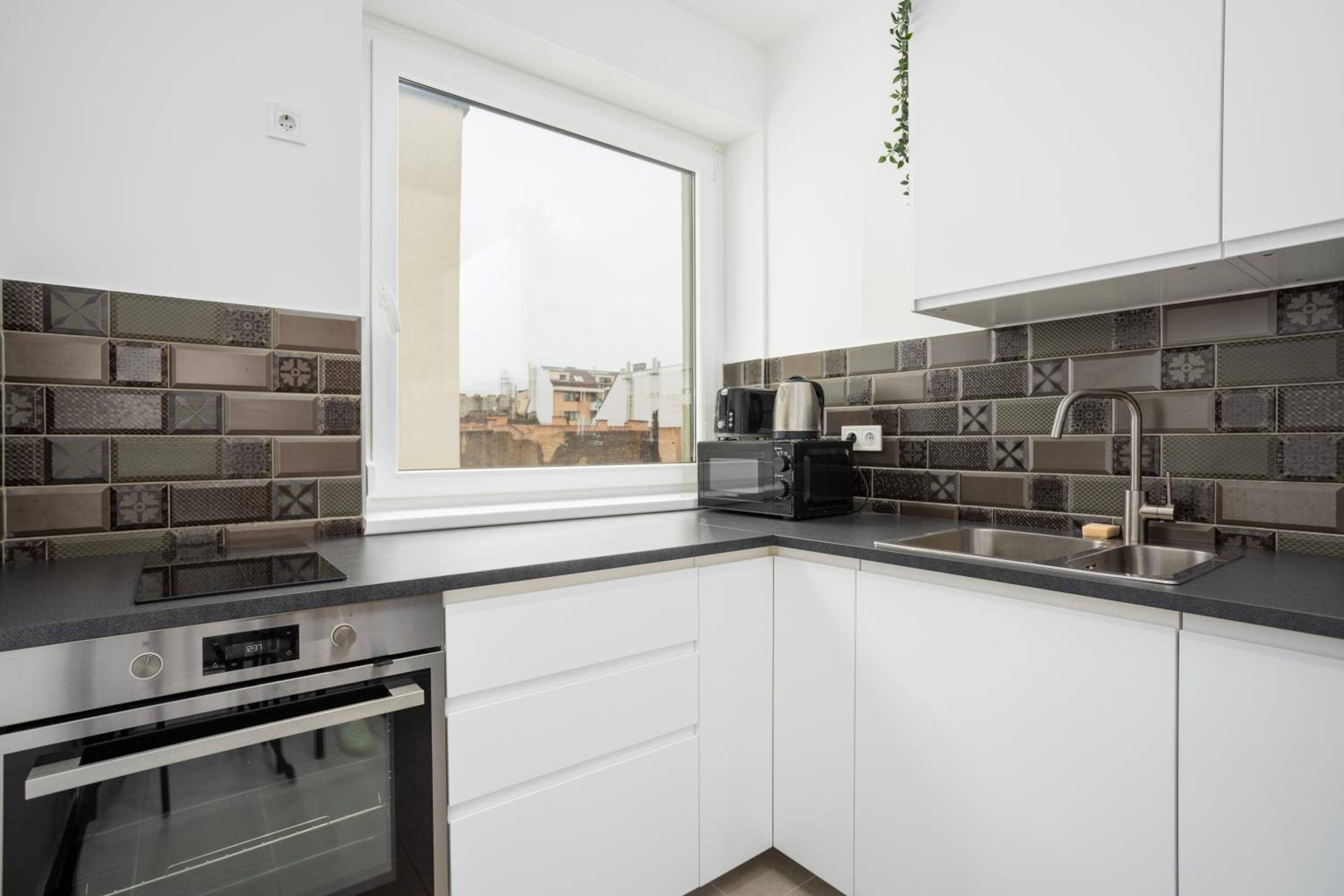 BrandNewTranquil Apartment with FREE PARKING