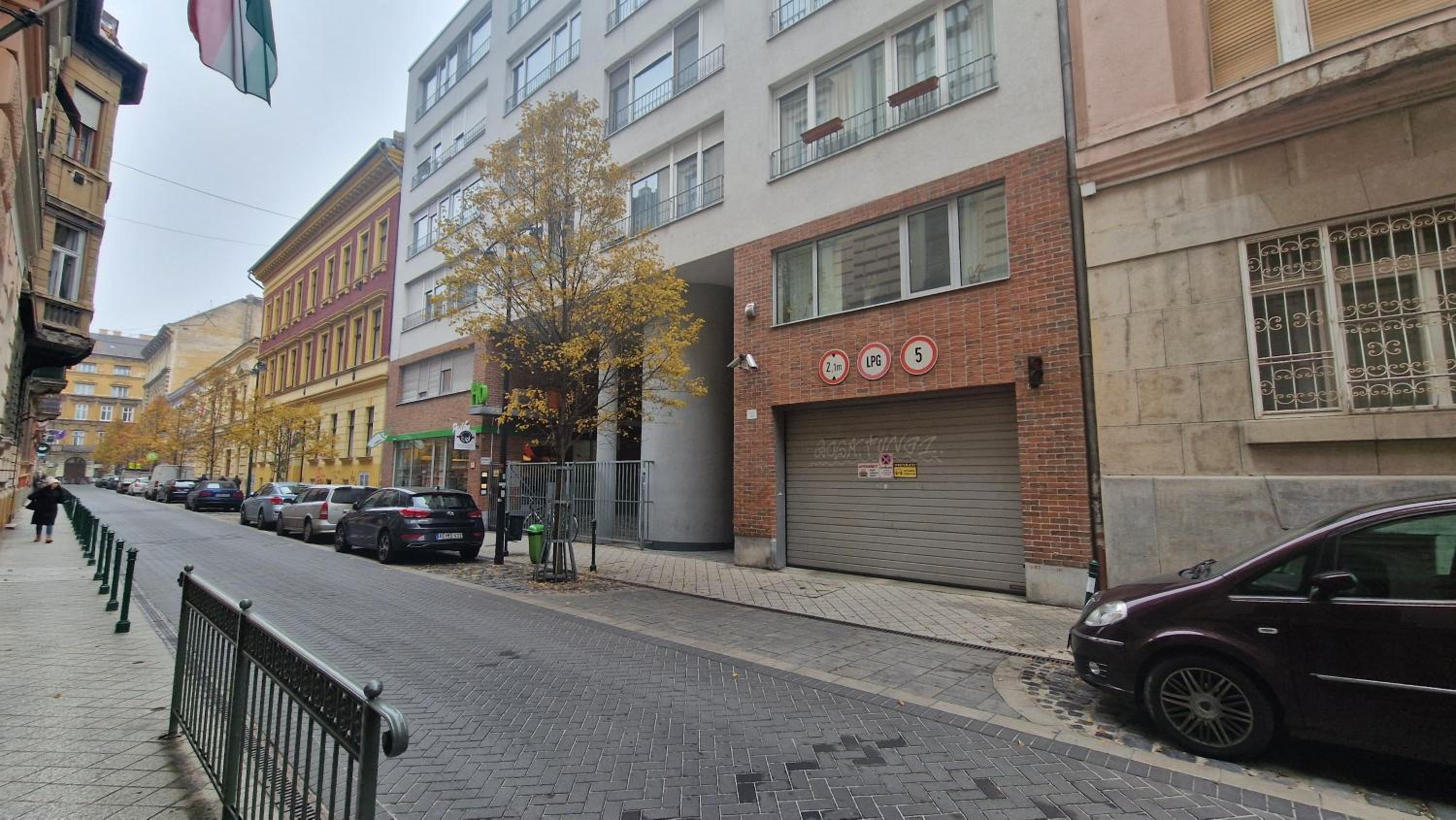 H10 Apartment with FREE PARKING