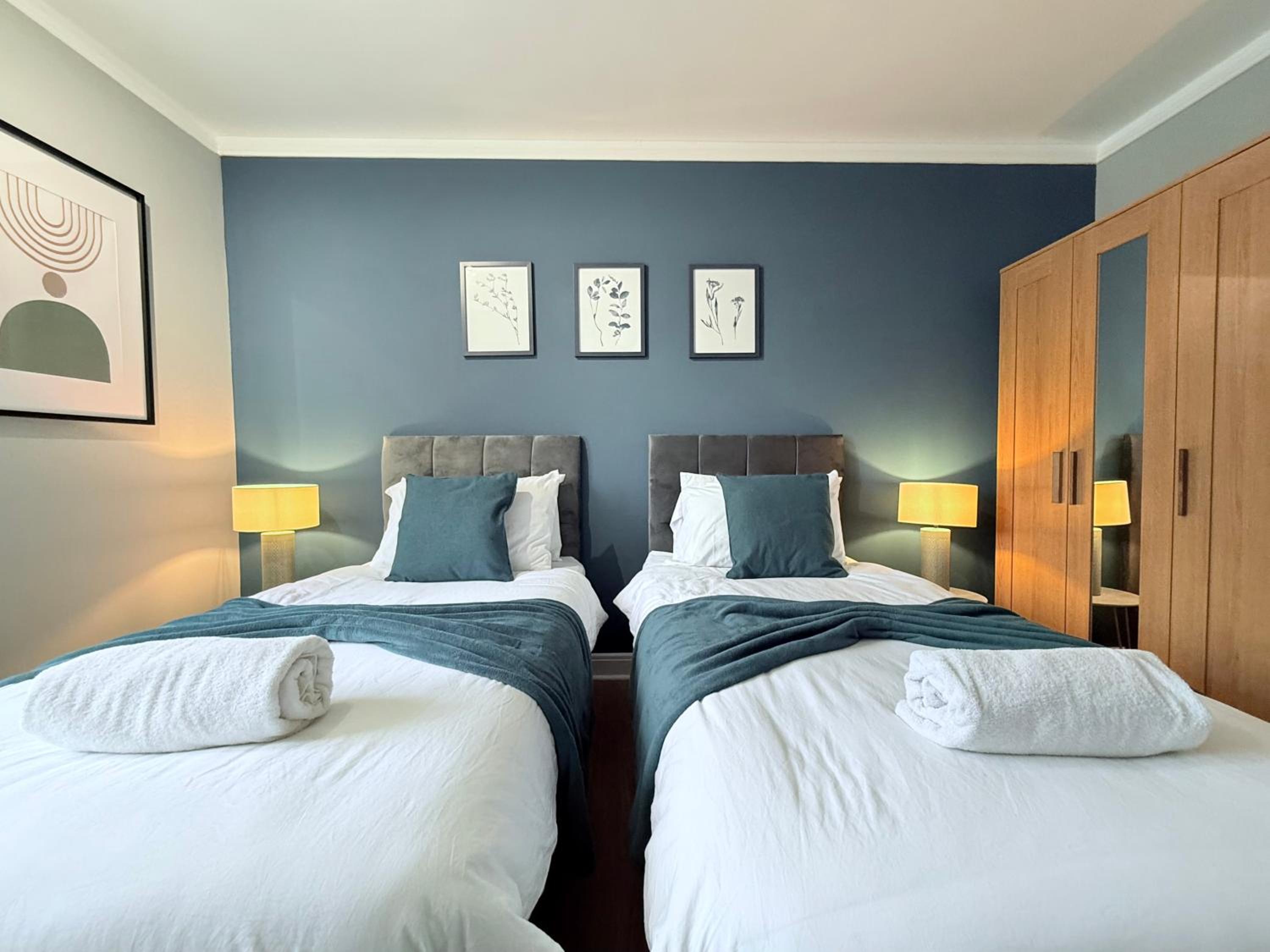 StayLondon - Sleeps 5 with Free Parking - best for Holiday, Concerts or Matches
