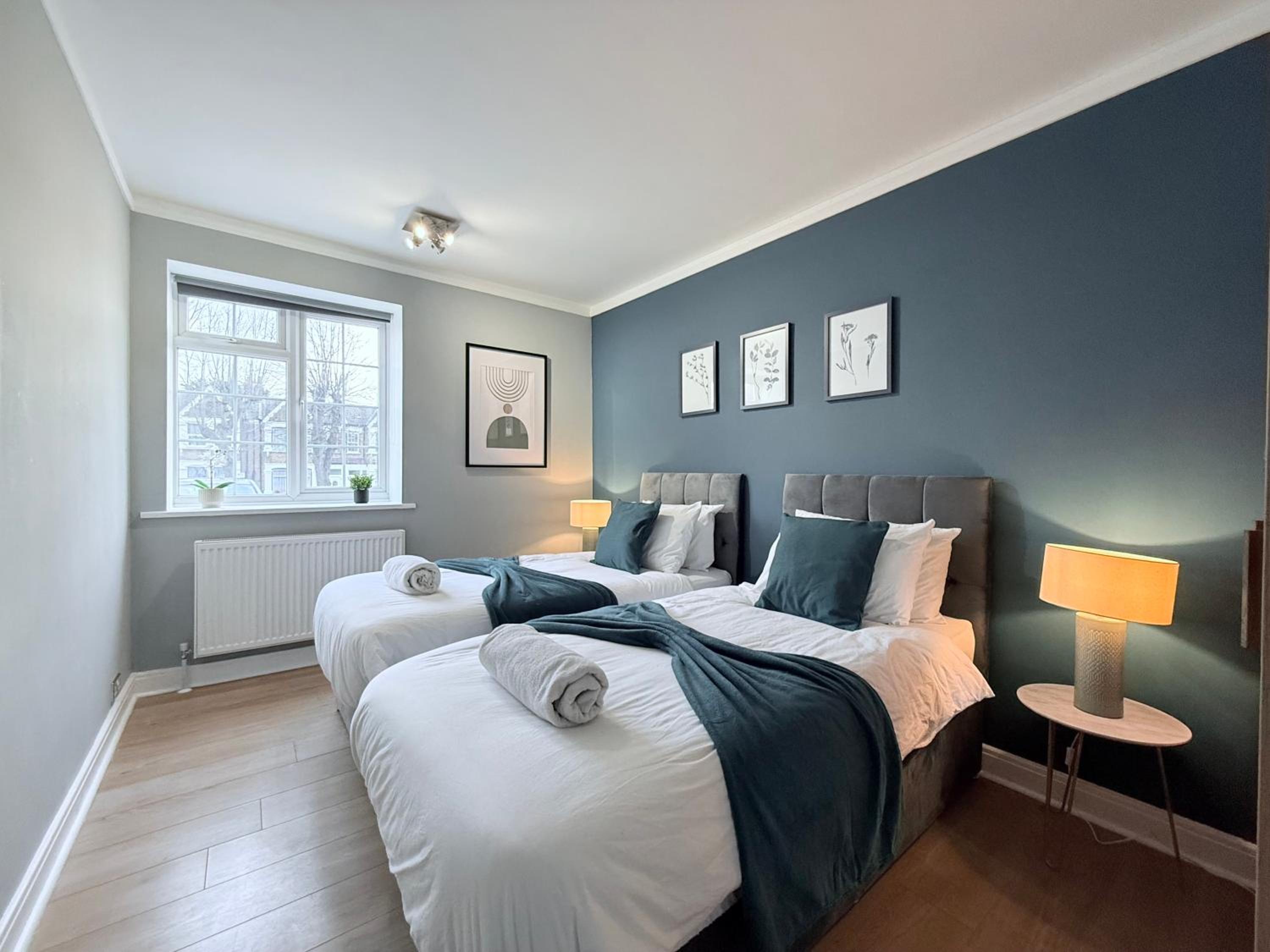 StayLondon - Sleeps 5 with Free Parking - best for Holiday, Concerts or Matches