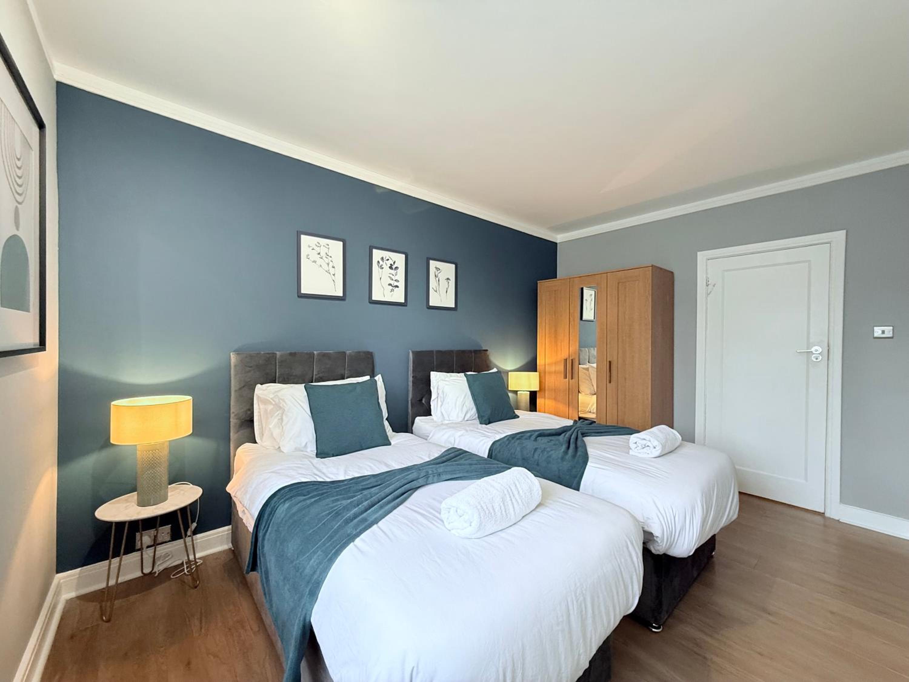StayLondon - Sleeps 5 with Free Parking - best for Holiday, Concerts or Matches