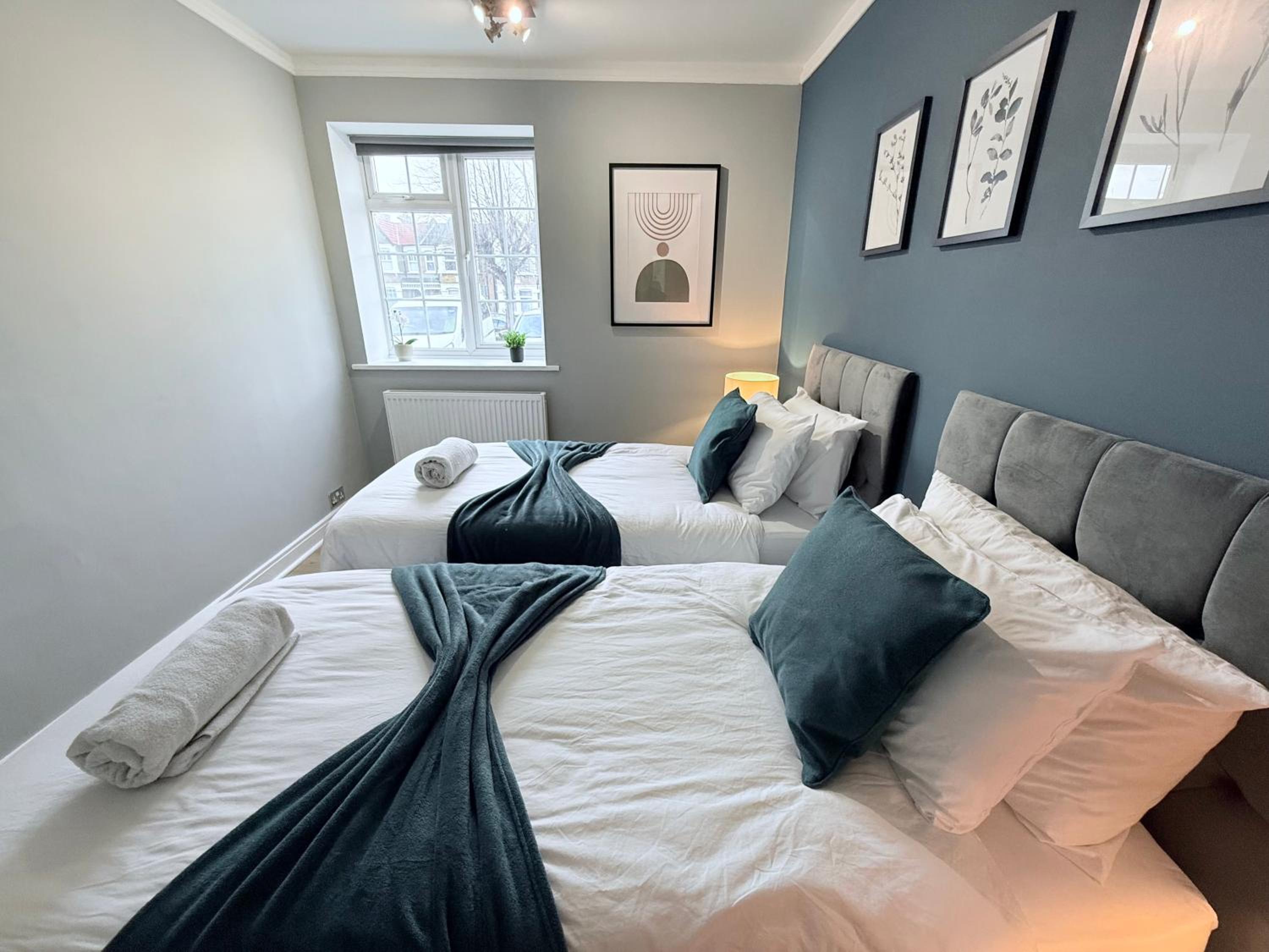 StayLondon - Sleeps 5 with Free Parking - best for Holiday, Concerts or Matches