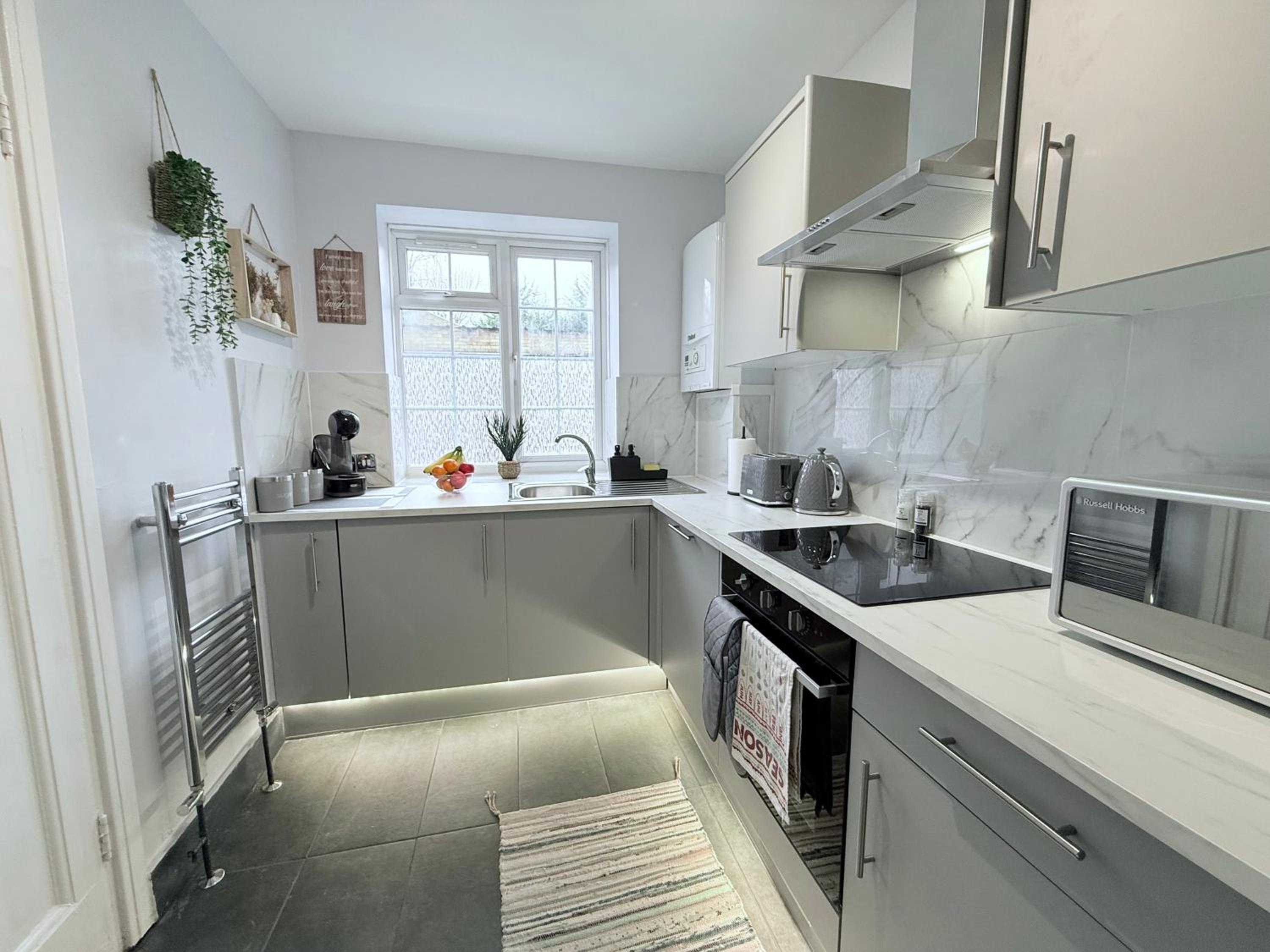 StayLondon - Sleeps 5 with Free Parking - best for Holiday, Concerts or Matches