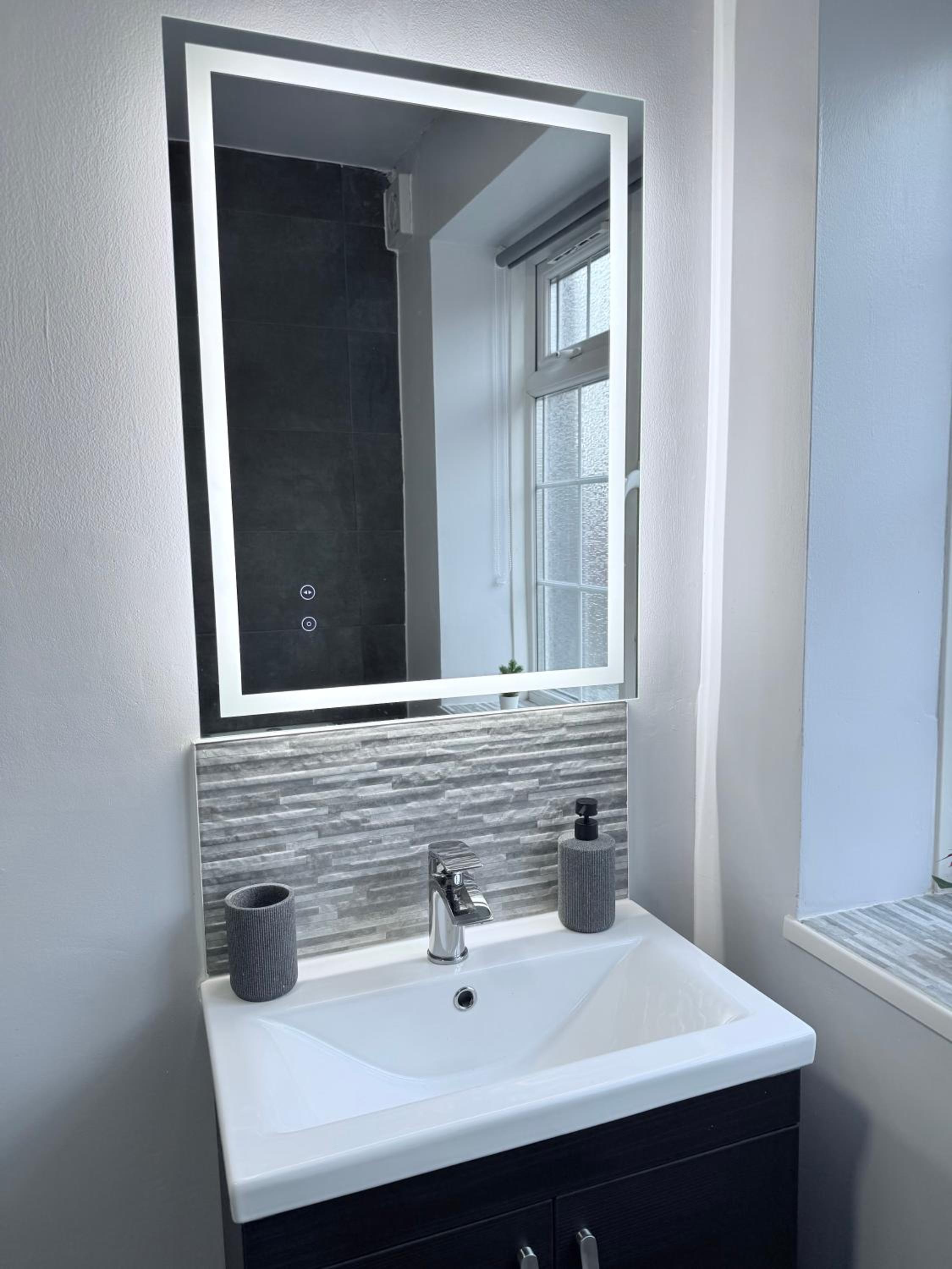 StayLondon - Sleeps 5 with Free Parking - best for Holiday, Concerts or Matches