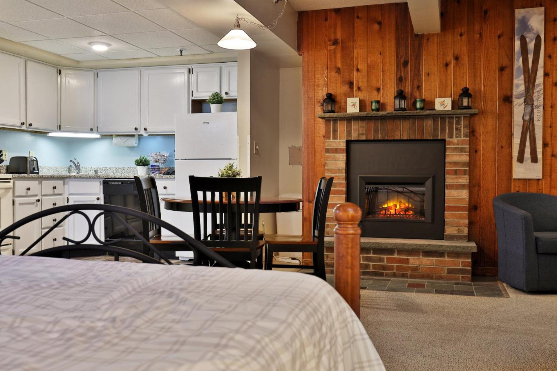Alpine Oasis Studio at Mountain Green Resort - Shuttle to the Slopes, Pool, Hot Tub, Gym, Ski Shop, Restaurant!