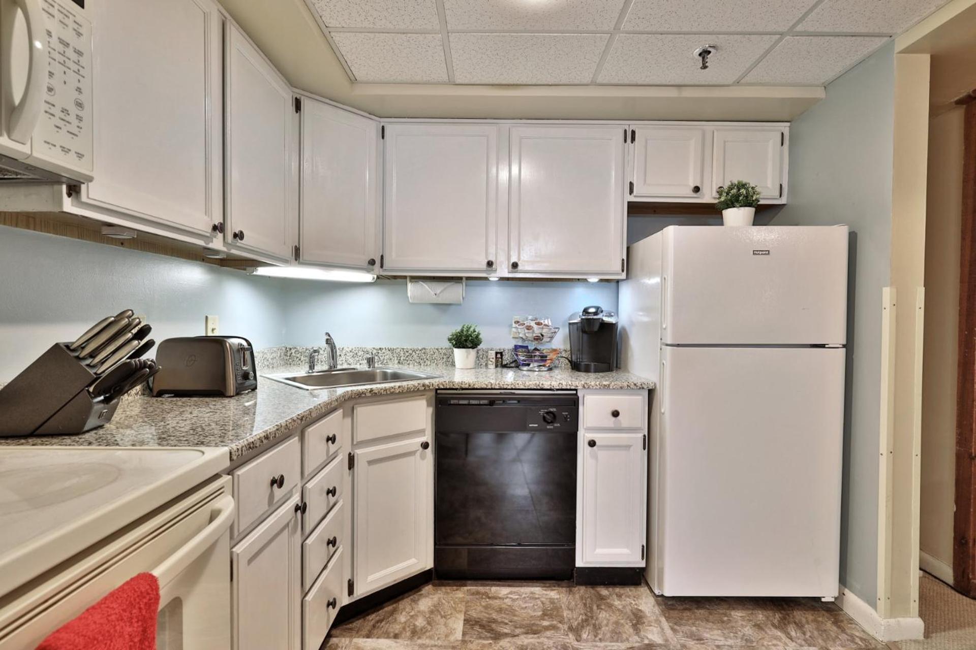 Alpine Oasis Studio at Mountain Green Resort - Shuttle to the Slopes, Pool, Hot Tub, Gym, Ski Shop, Restaurant!
