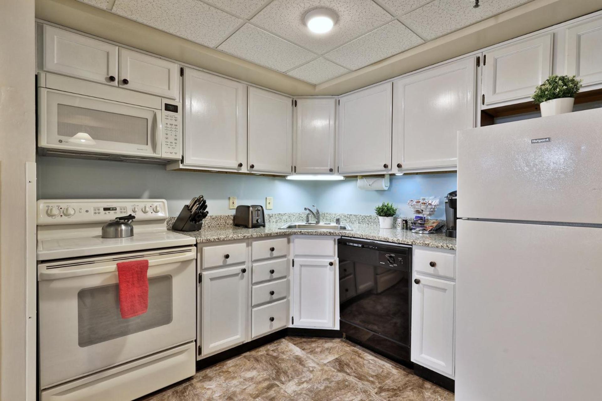 Alpine Oasis Studio at Mountain Green Resort - Shuttle to the Slopes, Pool, Hot Tub, Gym, Ski Shop, Restaurant!