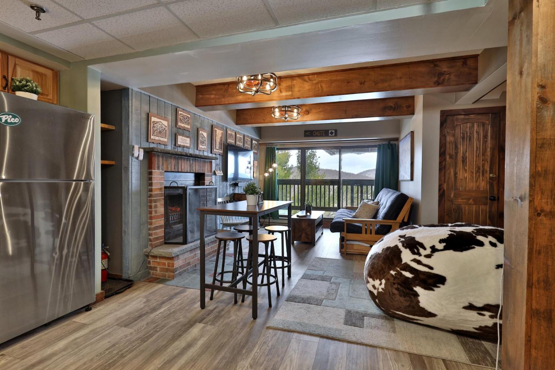 The Mountain Green Nook with Views, Shuttle Bus, Pools, Hot Tub, Gym, Ski Shop, Restaurant