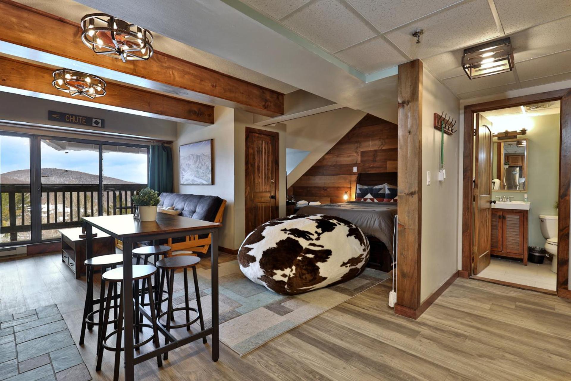 The Mountain Green Nook with Views, Shuttle Bus, Pools, Hot Tub, Gym, Ski Shop, Restaurant
