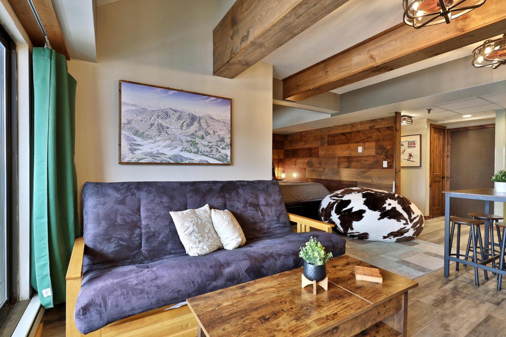 The Mountain Green Nook with Views, Shuttle Bus, Pools, Hot Tub, Gym, Ski Shop, Restaurant