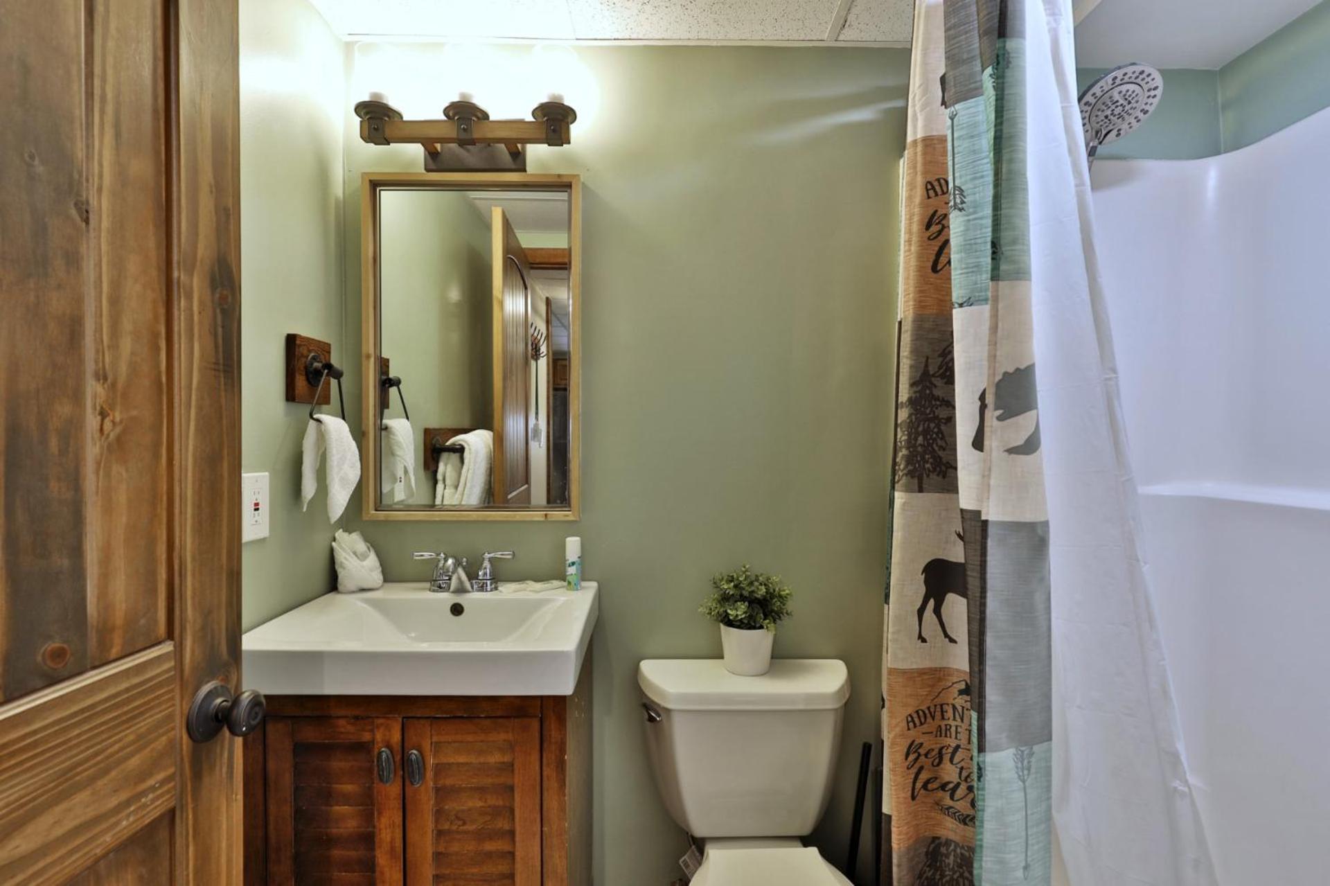 The Mountain Green Nook with Views, Shuttle Bus, Pools, Hot Tub, Gym, Ski Shop, Restaurant