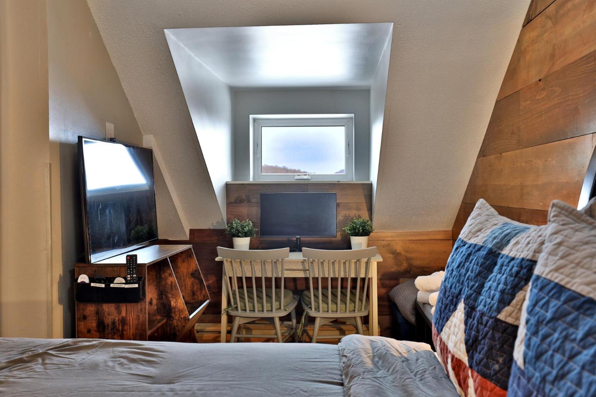 The Mountain Green Nook with Views, Shuttle Bus, Pools, Hot Tub, Gym, Ski Shop, Restaurant