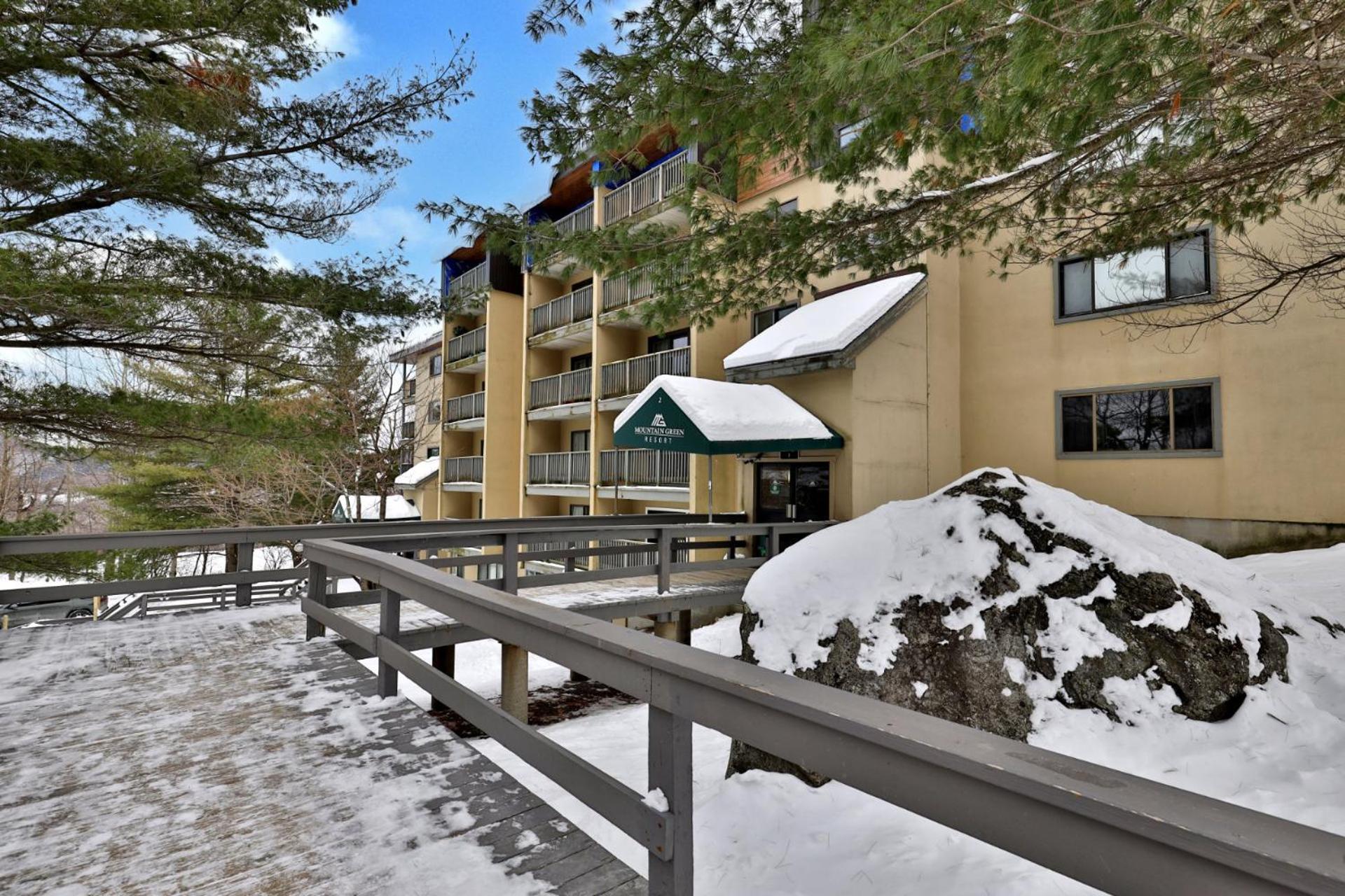 The Mountain Green Nook with Views, Shuttle Bus, Pools, Hot Tub, Gym, Ski Shop, Restaurant