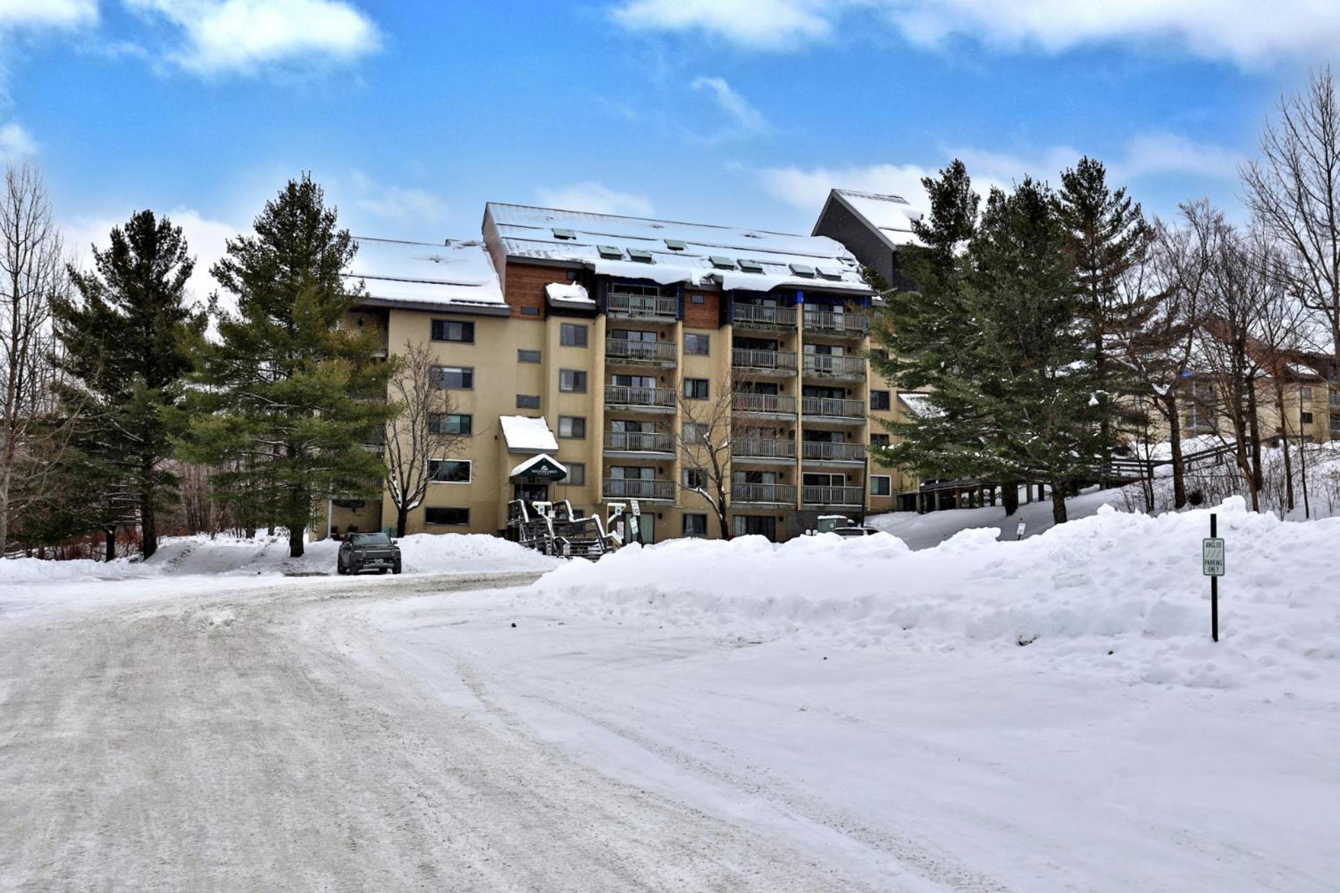 The Mountain Green Nook with Views, Shuttle Bus, Pools, Hot Tub, Gym, Ski Shop, Restaurant