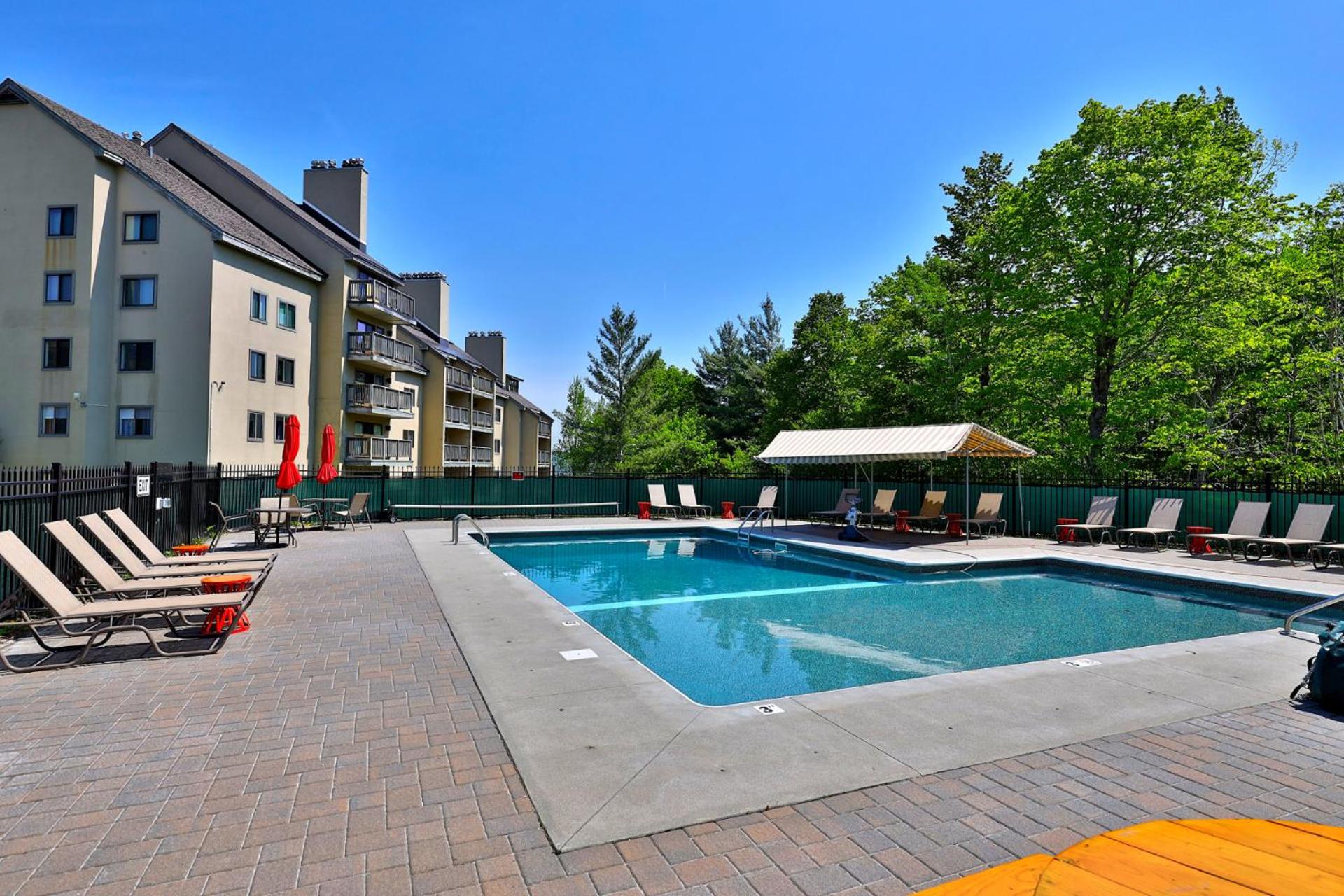 The Mountain Green Nook with Views, Shuttle Bus, Pools, Hot Tub, Gym, Ski Shop, Restaurant