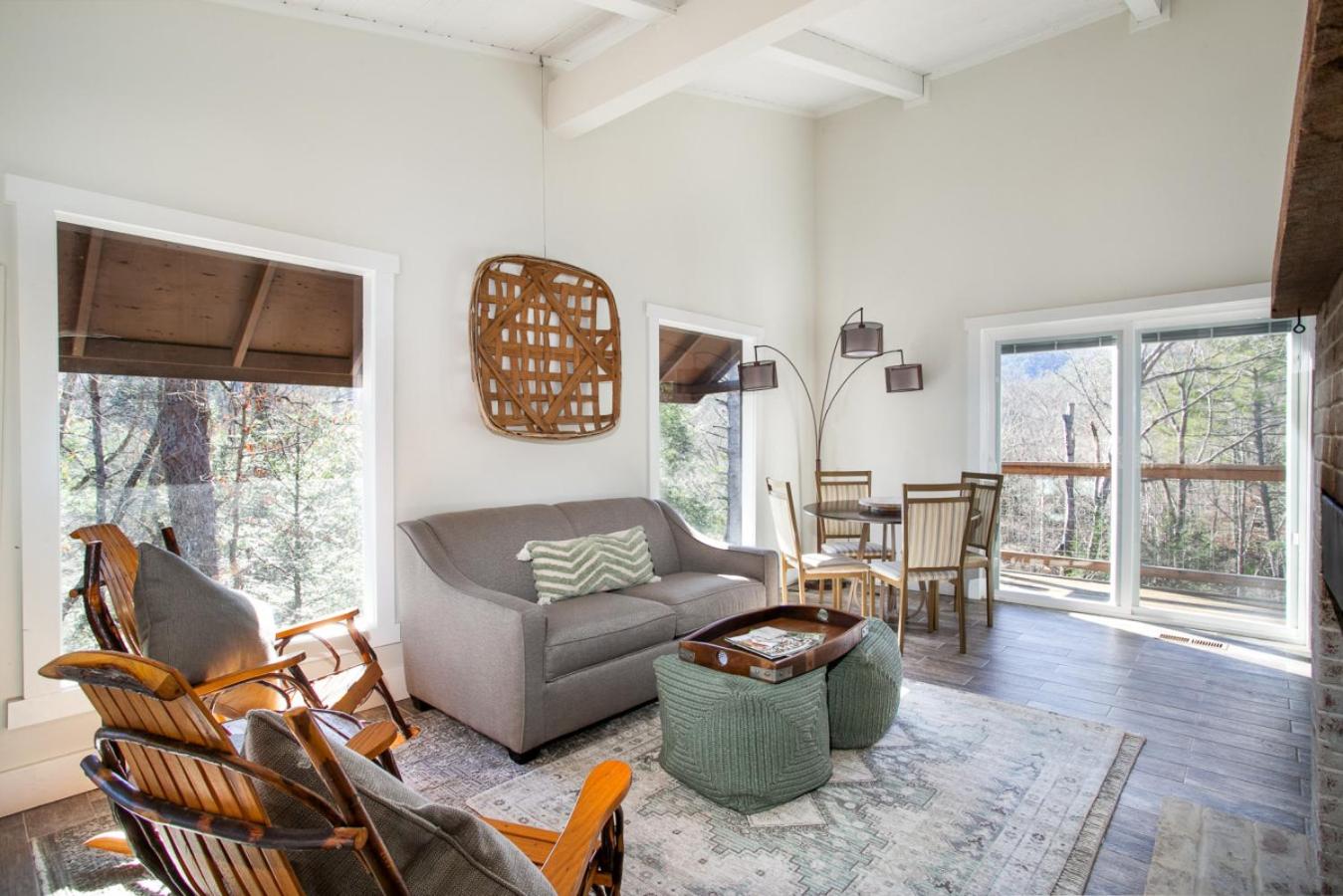Peaceful Heights with Cozy Decks and Smart TV