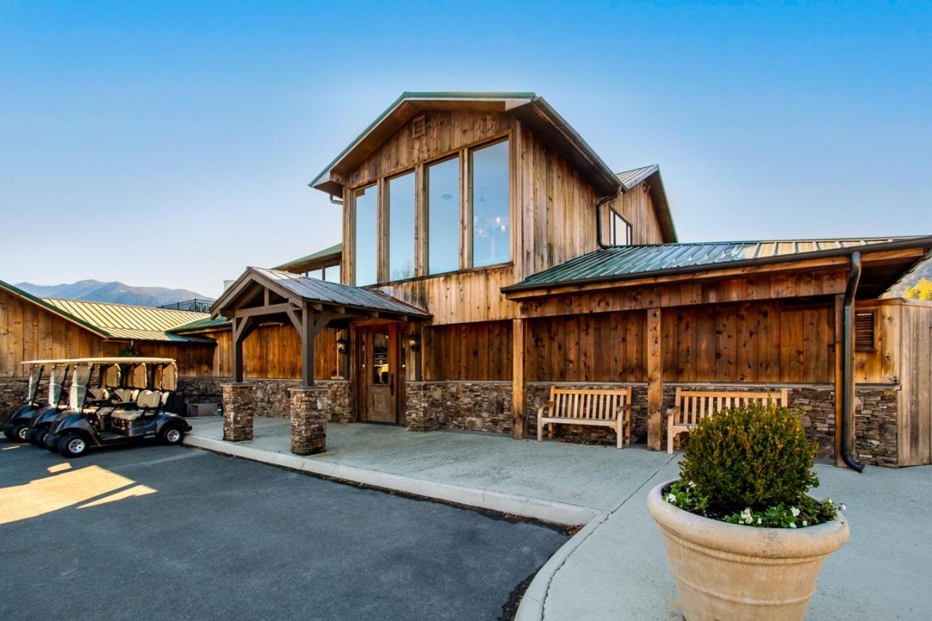 Peaceful Heights with Cozy Decks and Smart TV