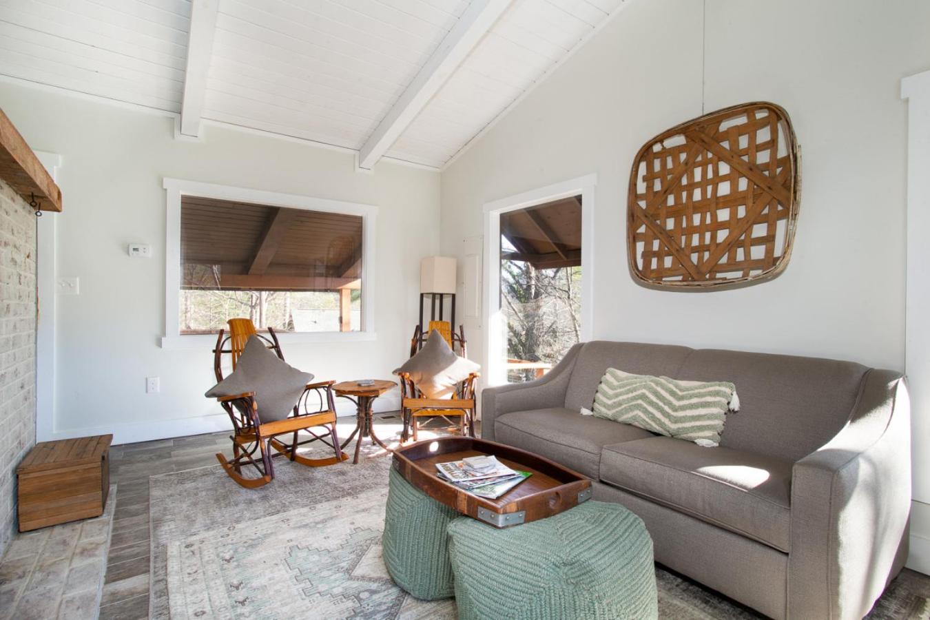 Peaceful Heights with Cozy Decks and Smart TV