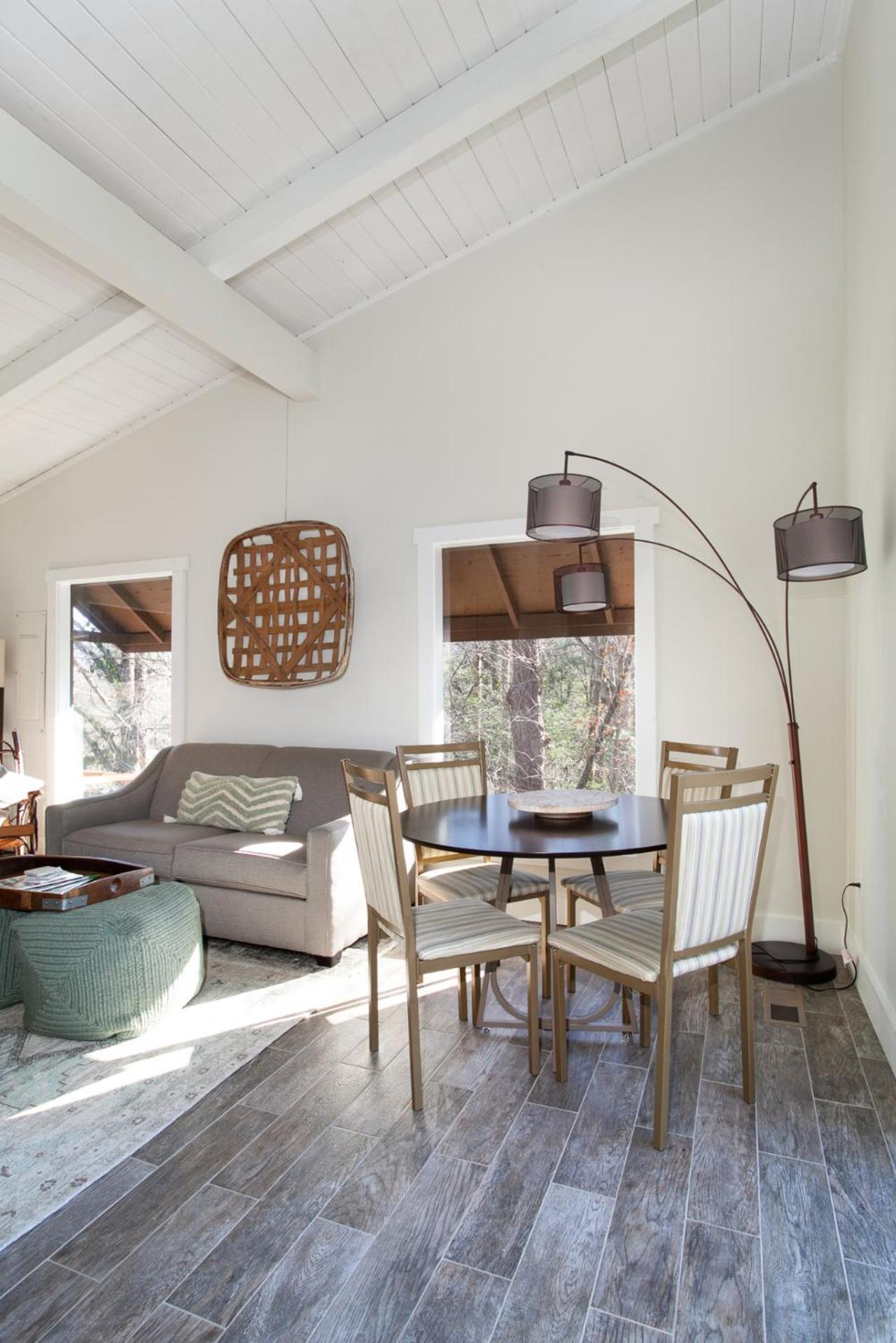 Peaceful Heights with Cozy Decks and Smart TV